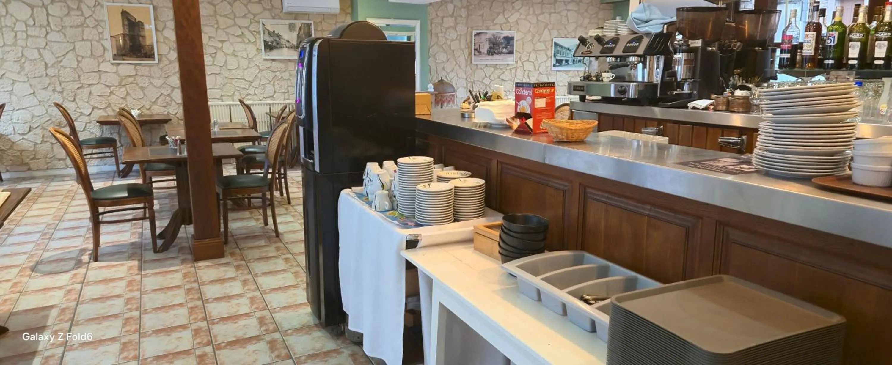 Breakfast in Les Ambassadeurs Logis Hotels et Restaurant