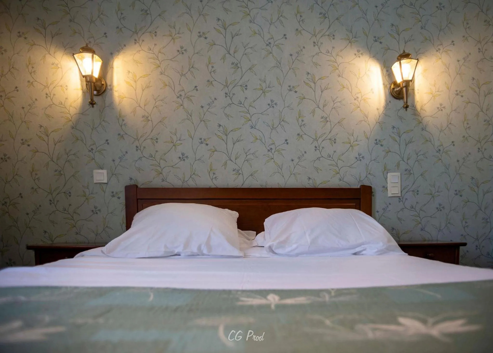 Bed in Les Ambassadeurs Logis Hotels et Restaurant