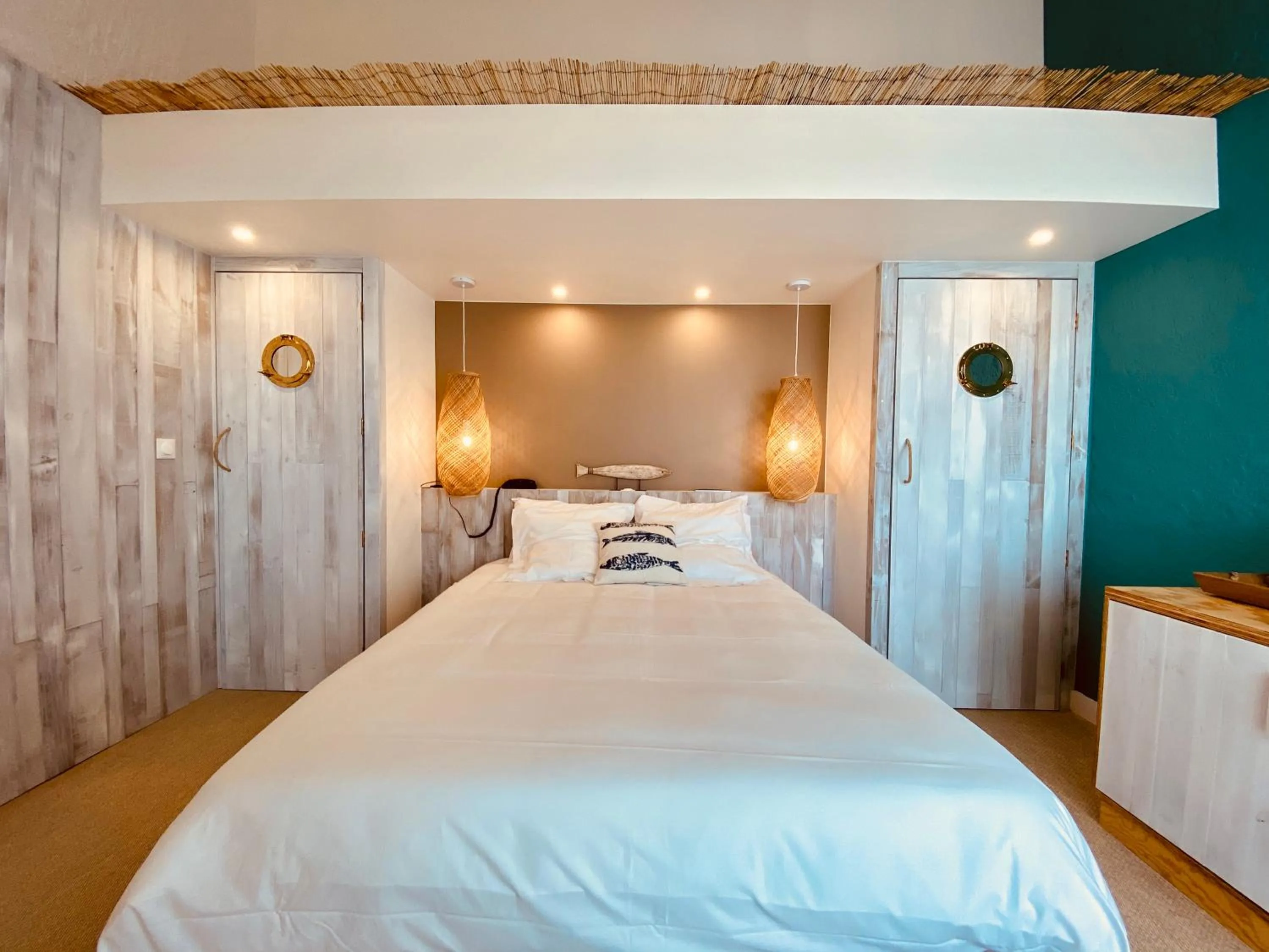 Photo of the whole room, Bed in Hôtel Île de Lumière