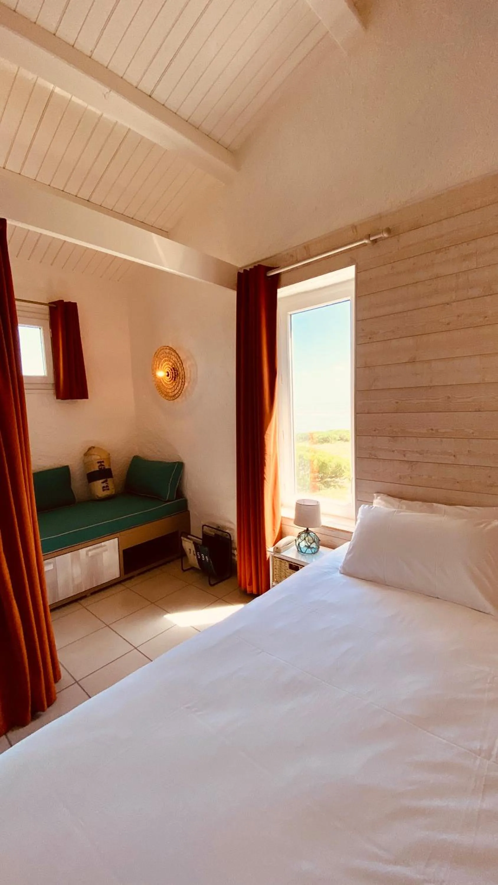 Photo of the whole room, Bed in Hôtel Île de Lumière