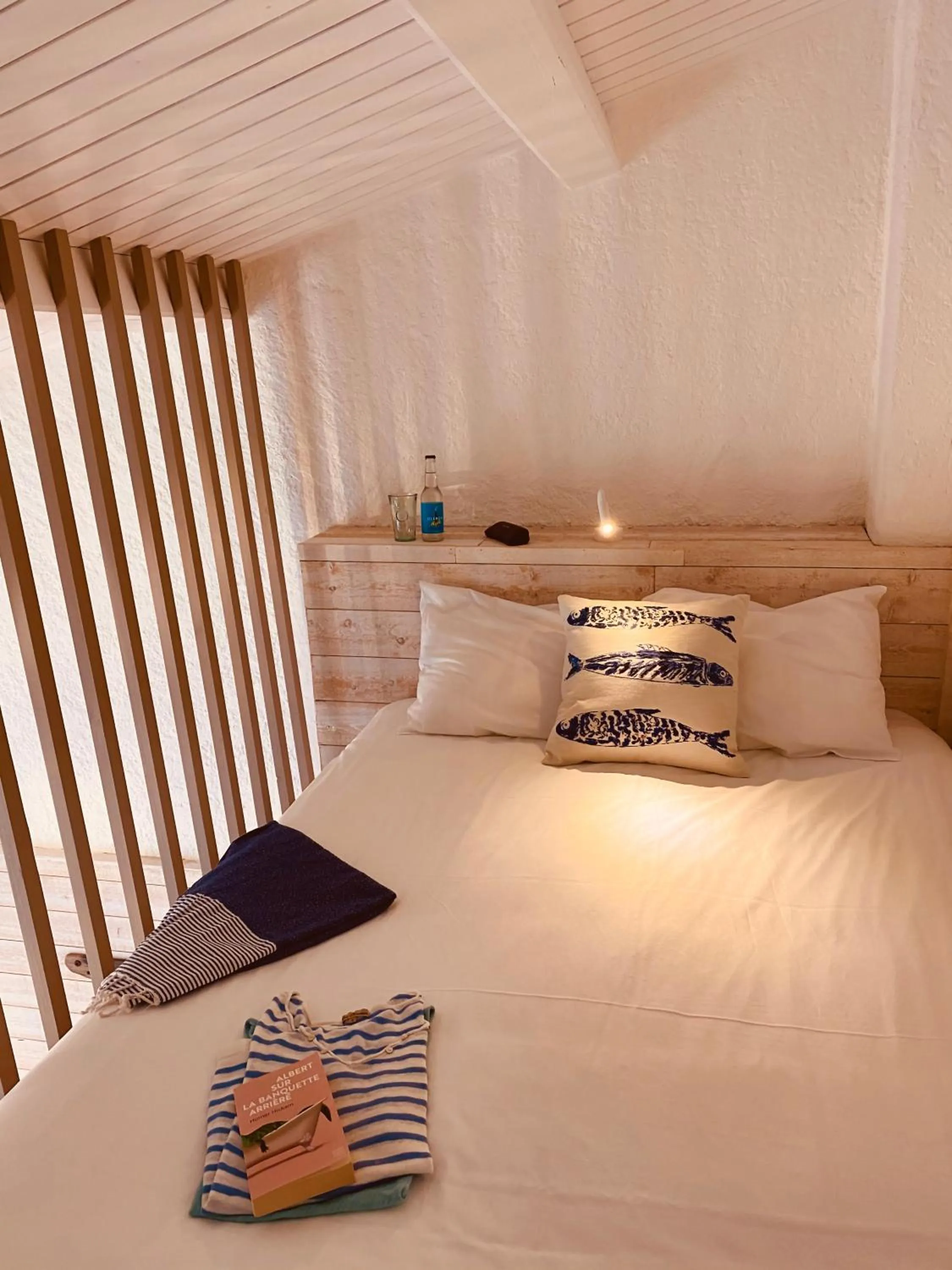 Photo of the whole room, Bed in Hôtel Île de Lumière