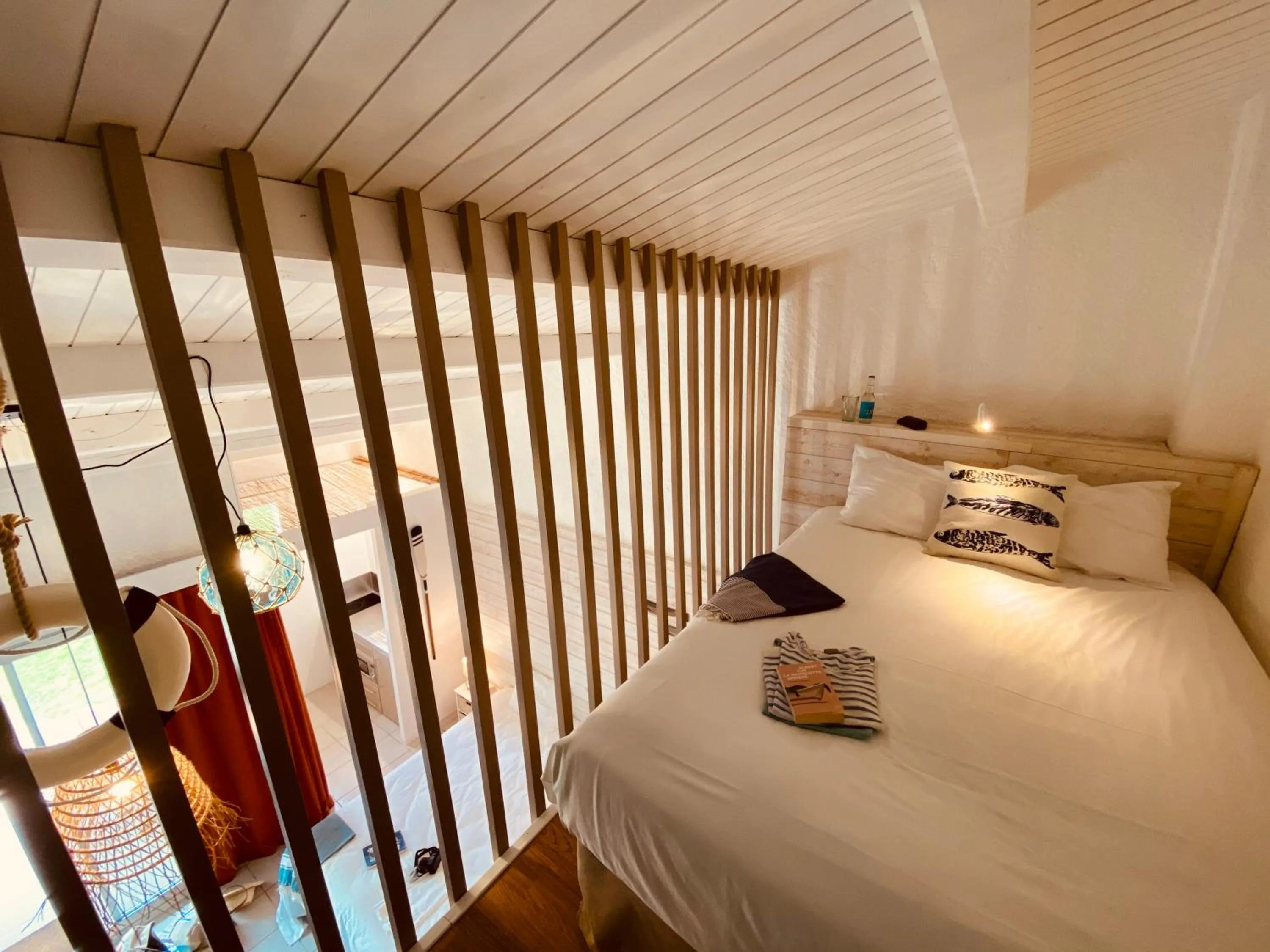 Photo of the whole room, Bed in Hôtel Île de Lumière