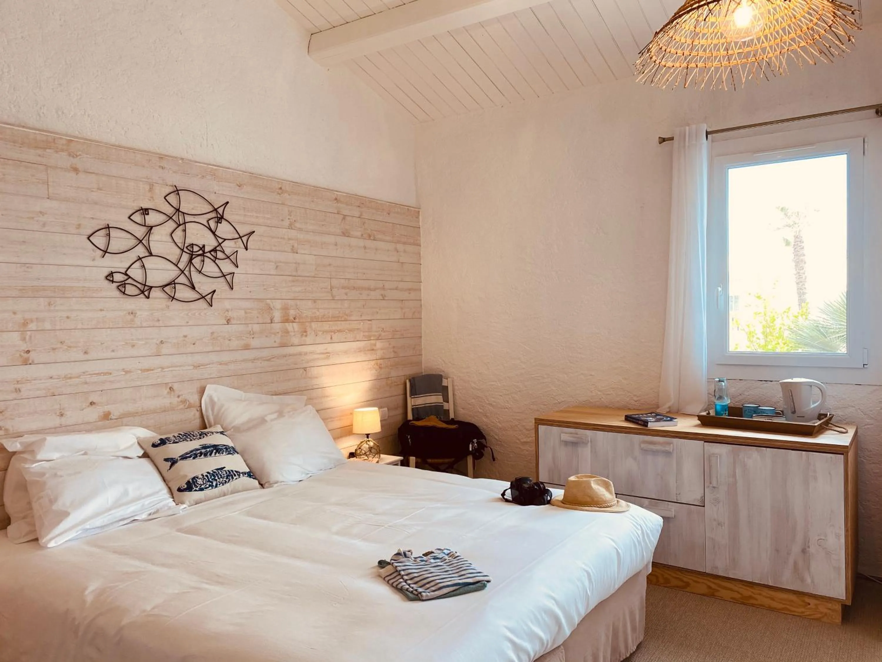 Photo of the whole room, Bed in Hôtel Île de Lumière