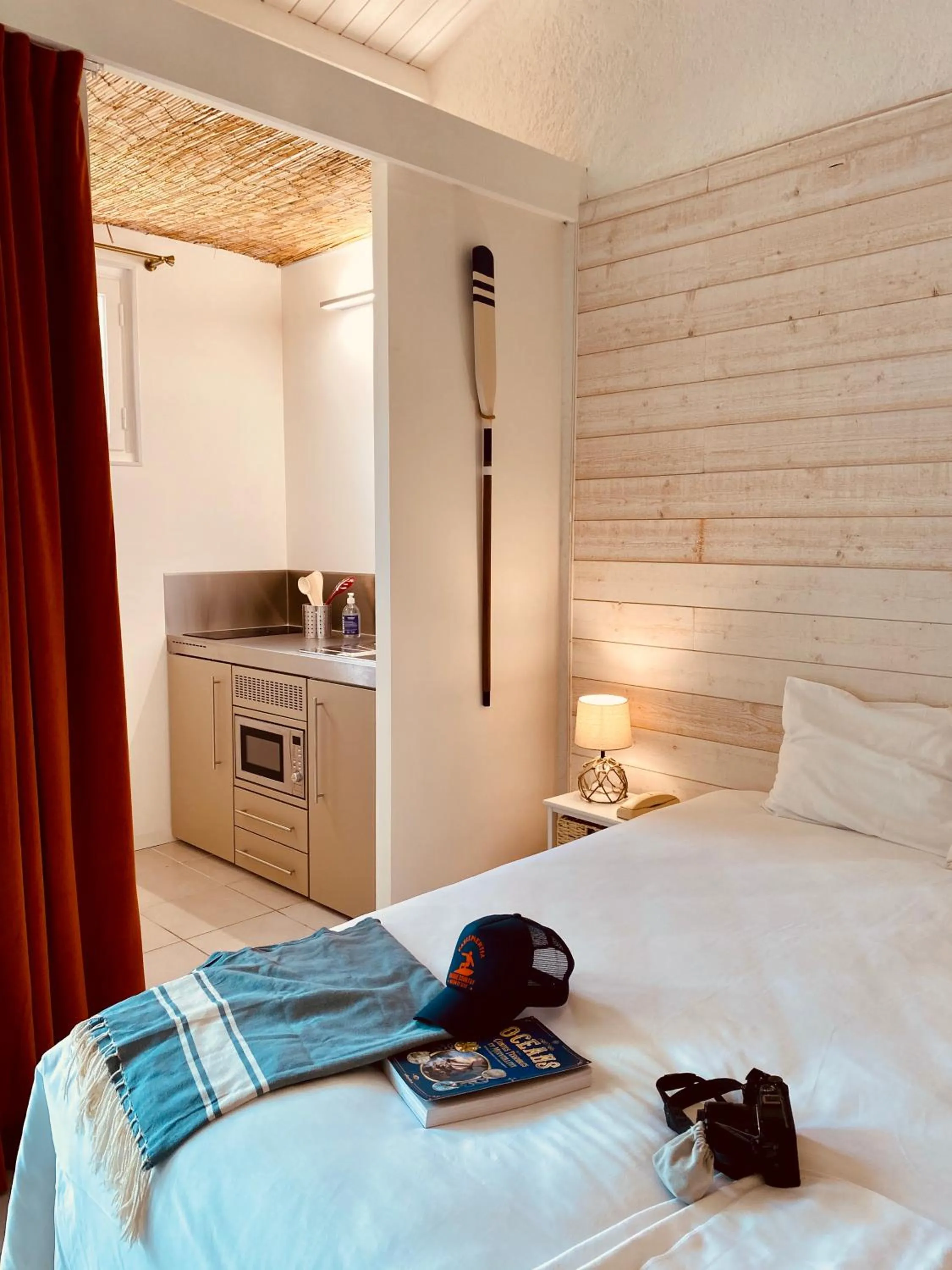 Kitchen or kitchenette, Bed in Hôtel Île de Lumière