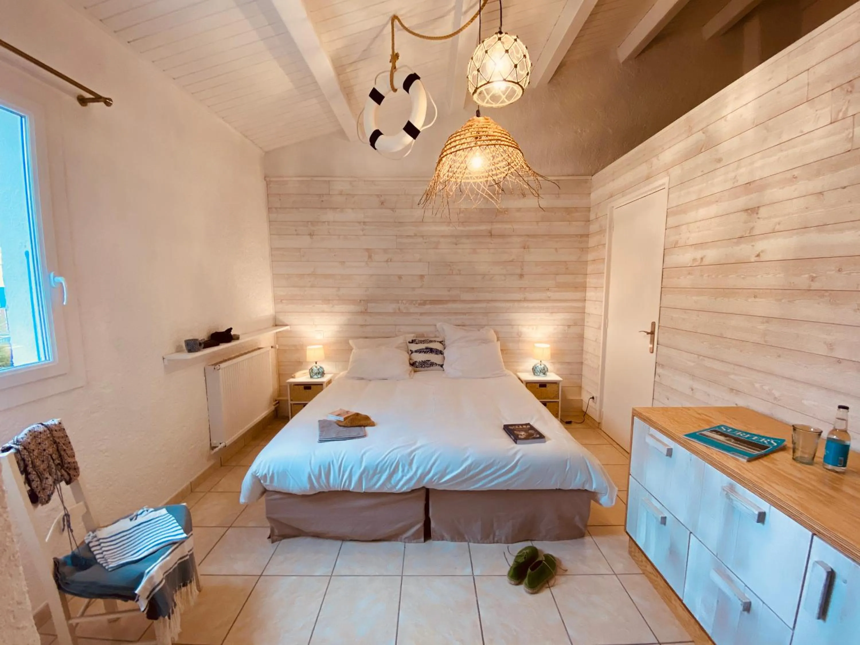 Photo of the whole room, Bed in Hôtel Île de Lumière