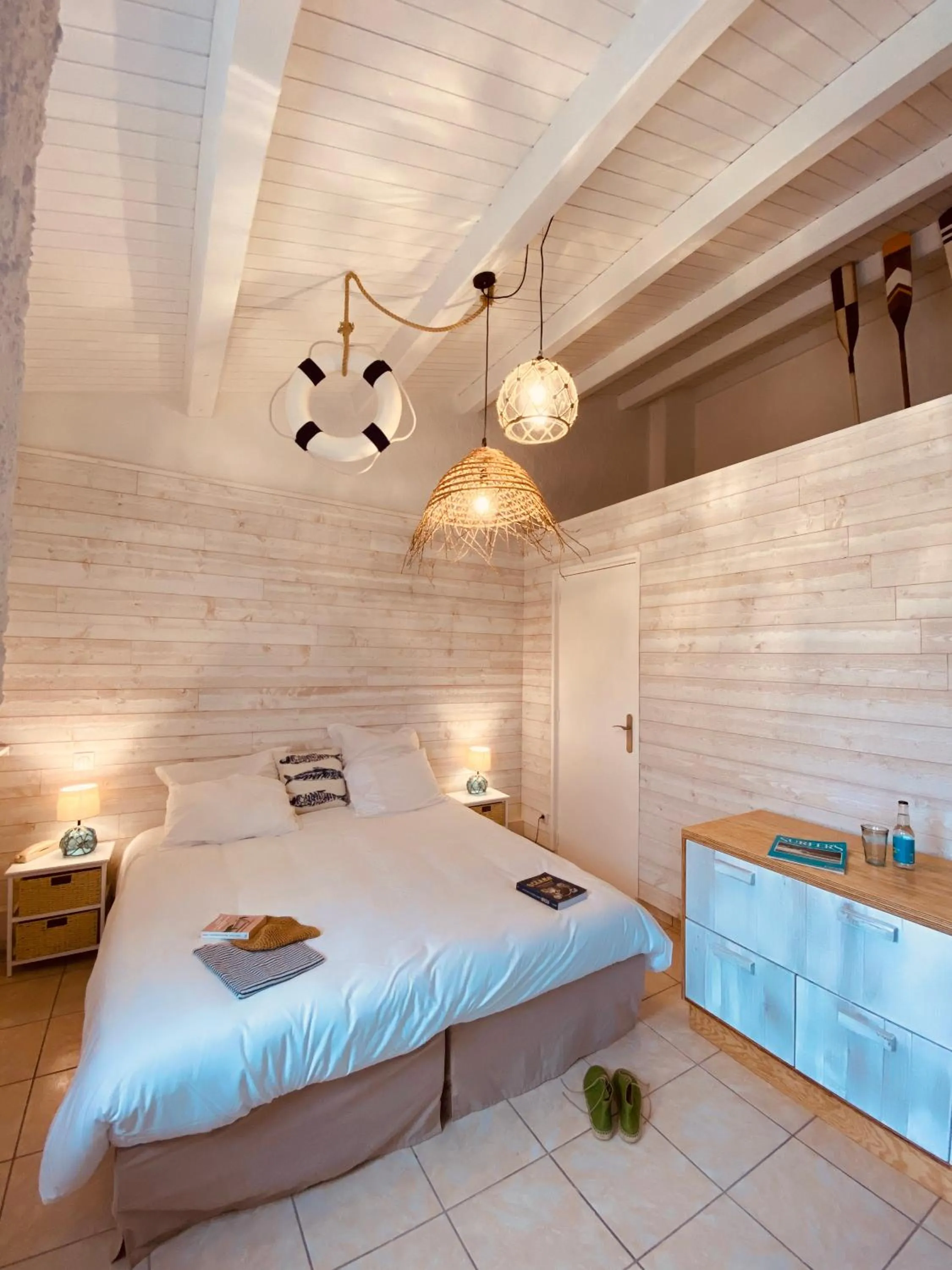 Photo of the whole room, Bed in Hôtel Île de Lumière