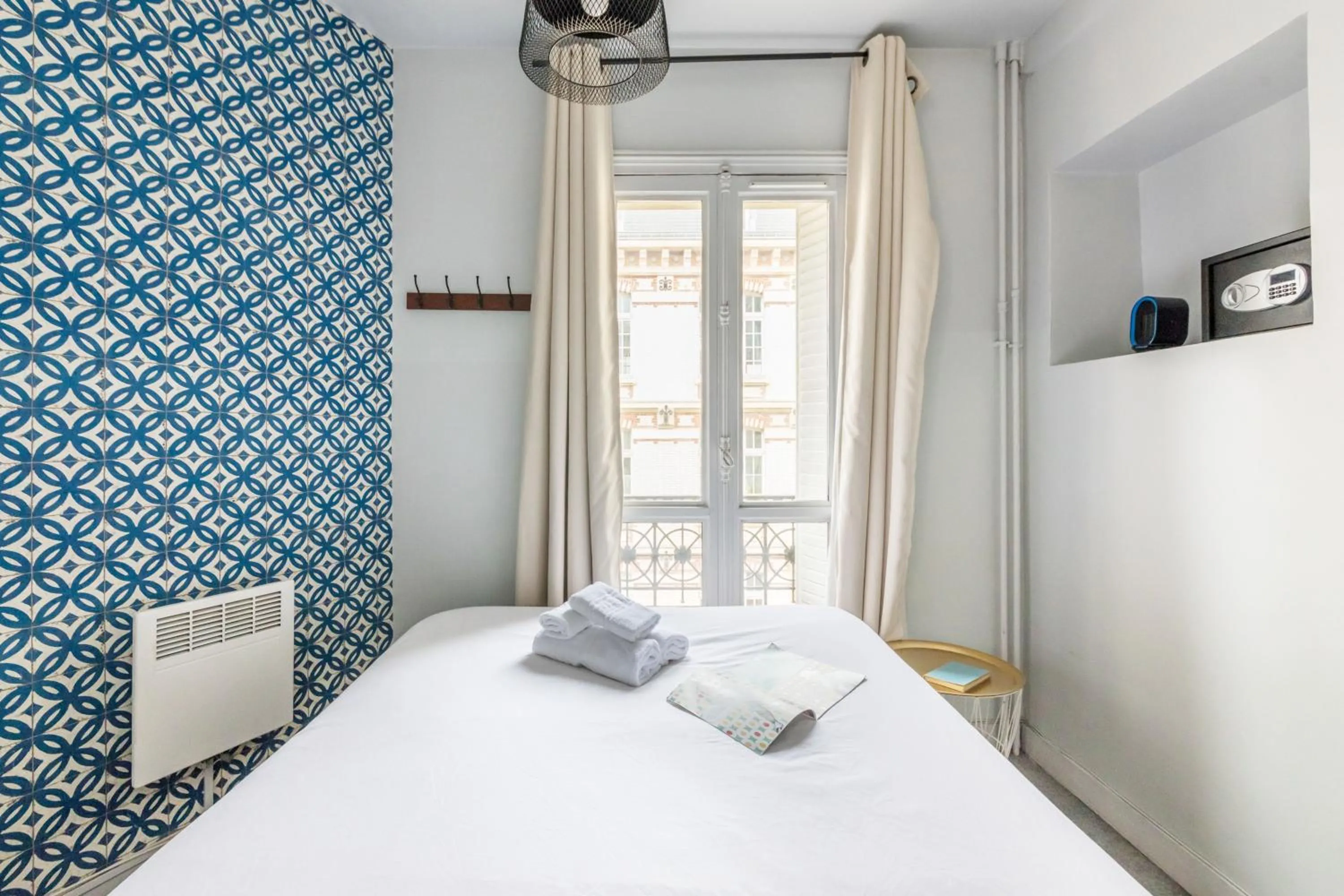 Photo of the whole room, Bed in WS Louvre - Etienne Marcel