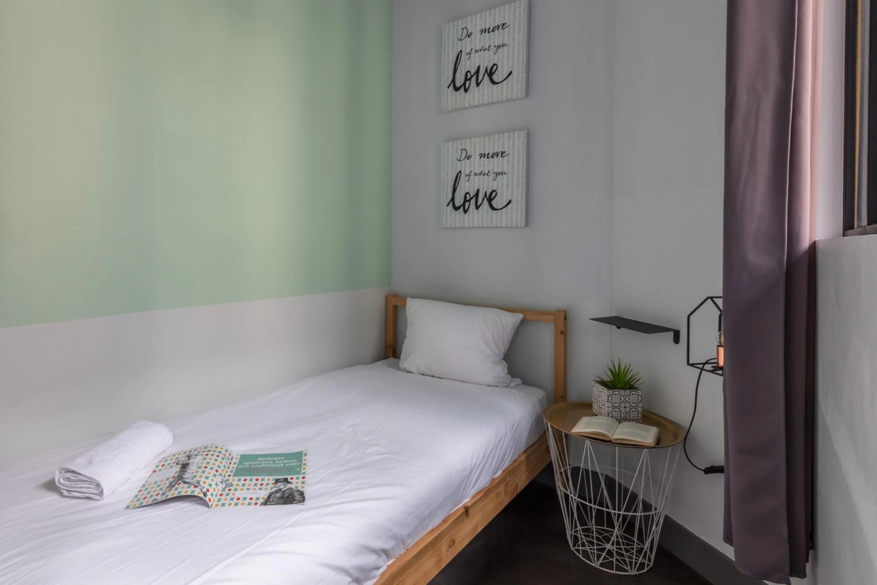 Photo of the whole room, Bed in WS Louvre - Etienne Marcel