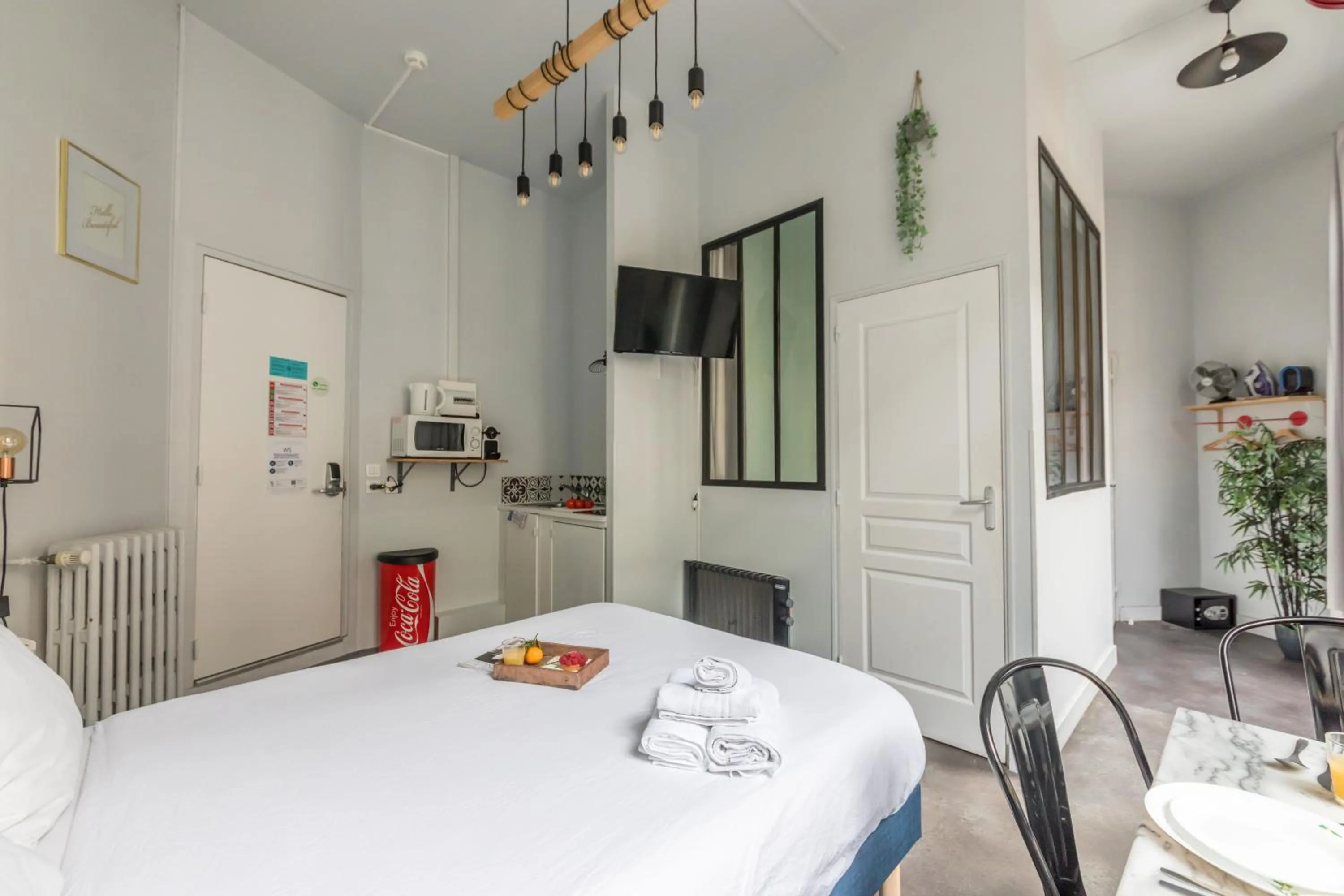 Photo of the whole room, Bed in WS Louvre - Etienne Marcel