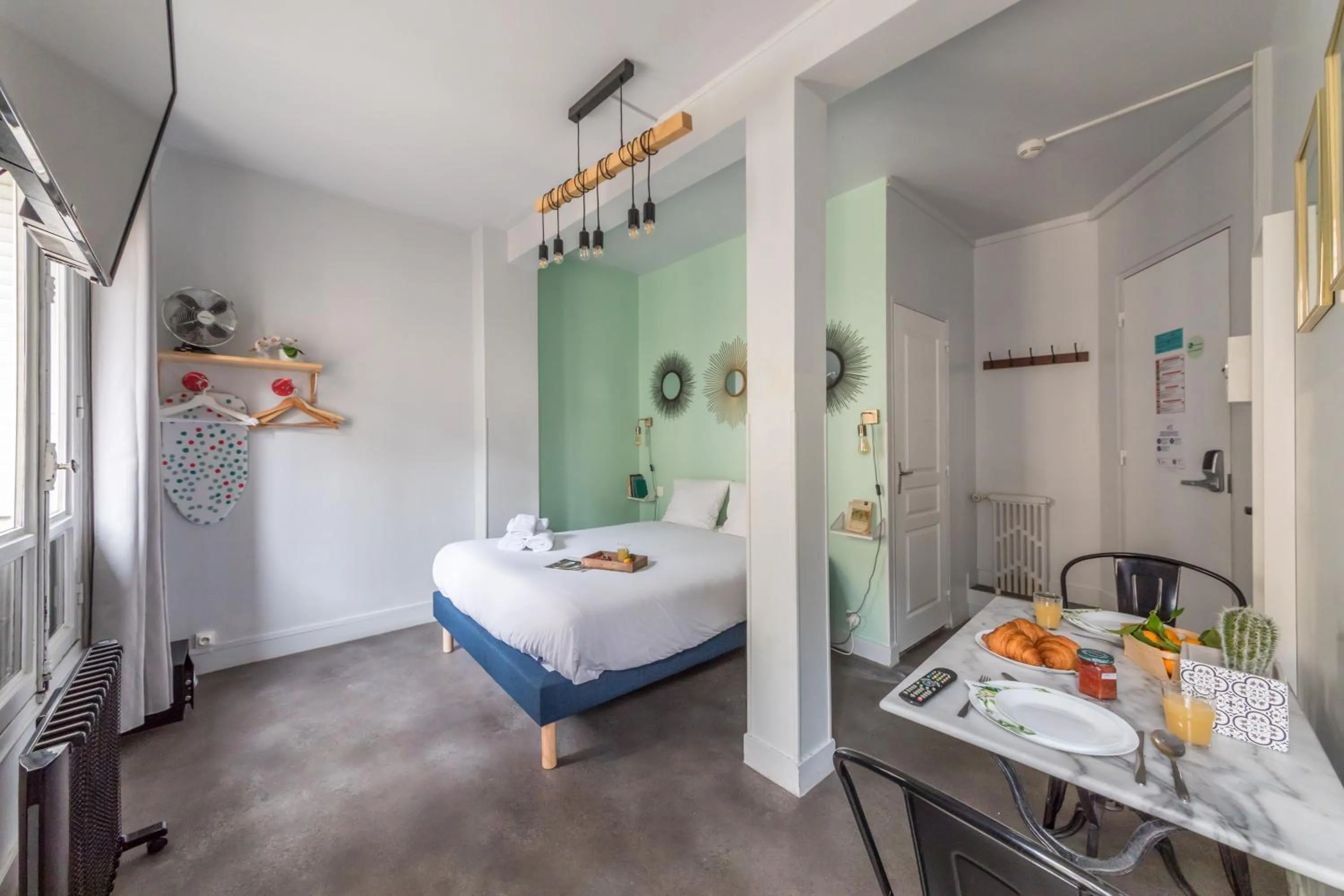 Bedroom, Bed in WS Louvre - Etienne Marcel