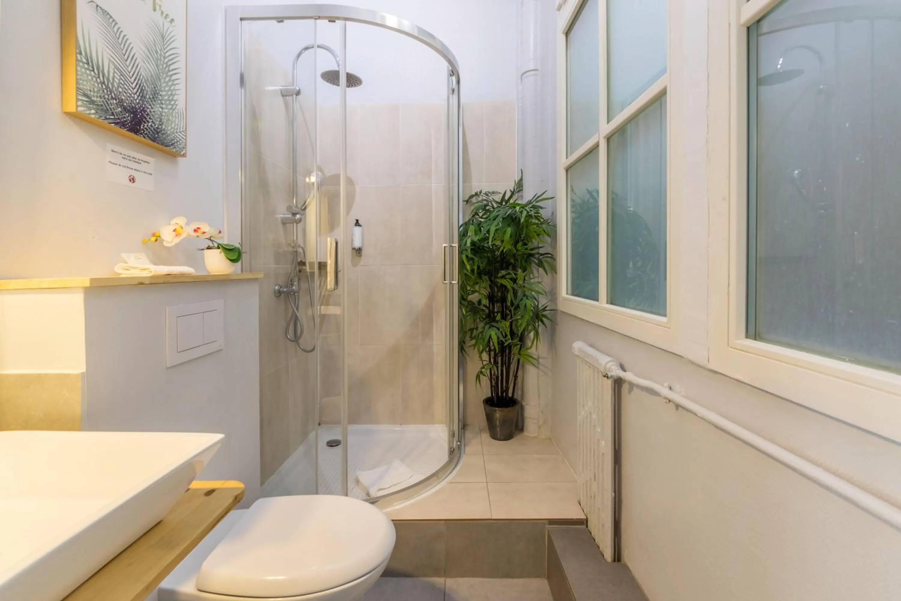 Shower in WS Louvre - Etienne Marcel