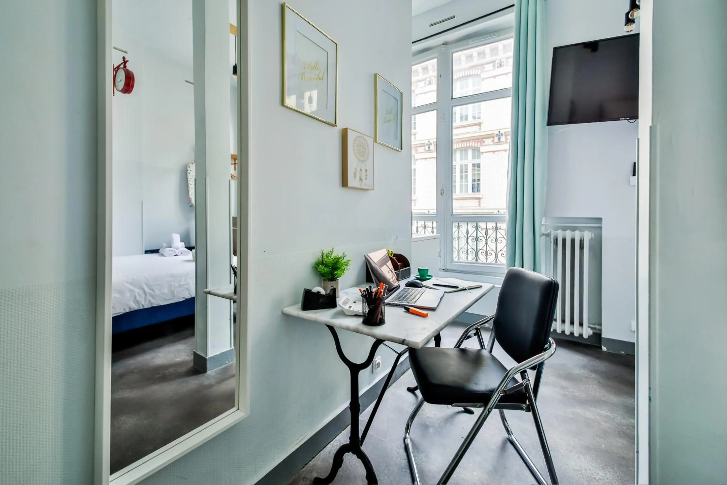 Bed in WS Louvre - Etienne Marcel