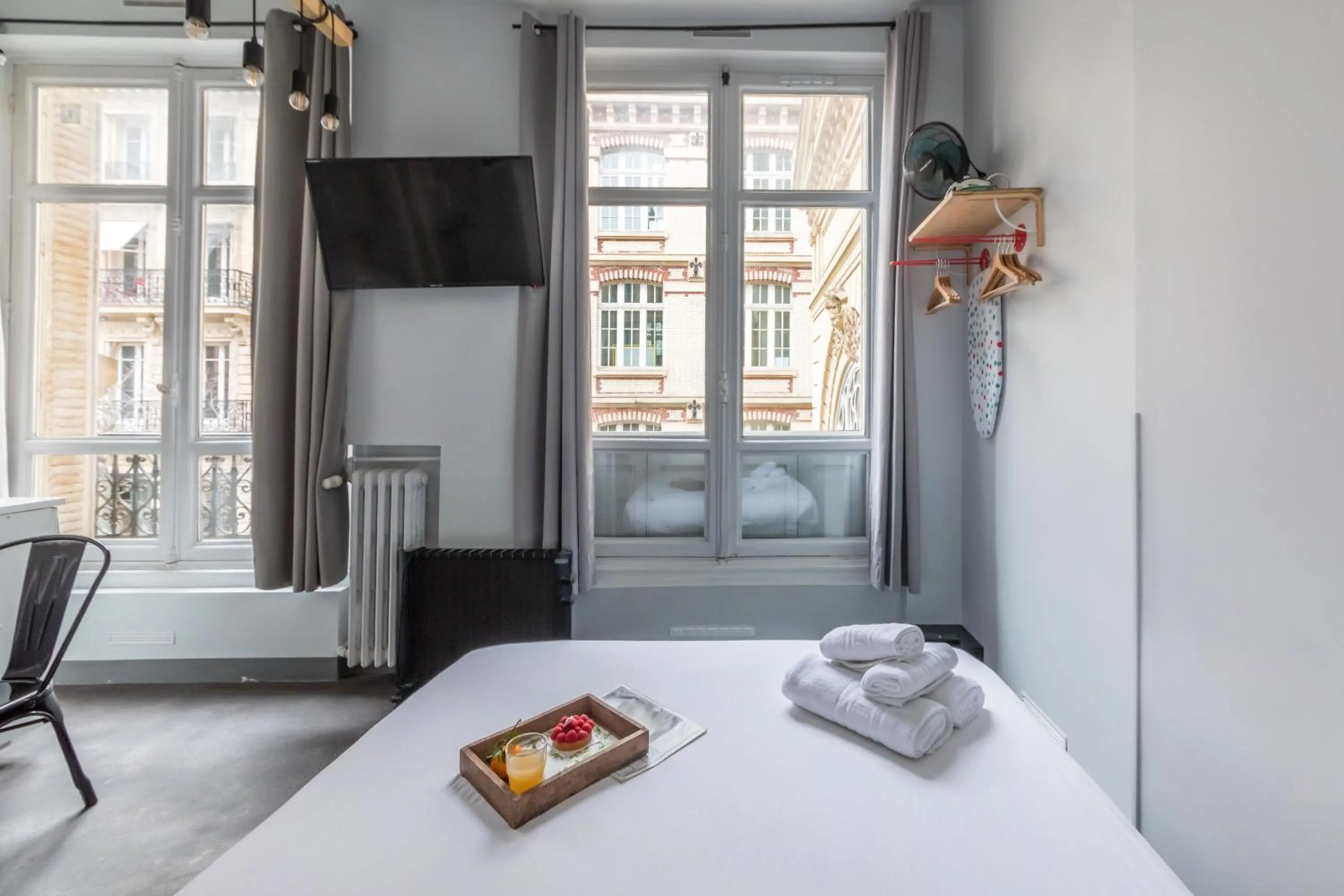 Photo of the whole room, Bed in WS Louvre - Etienne Marcel