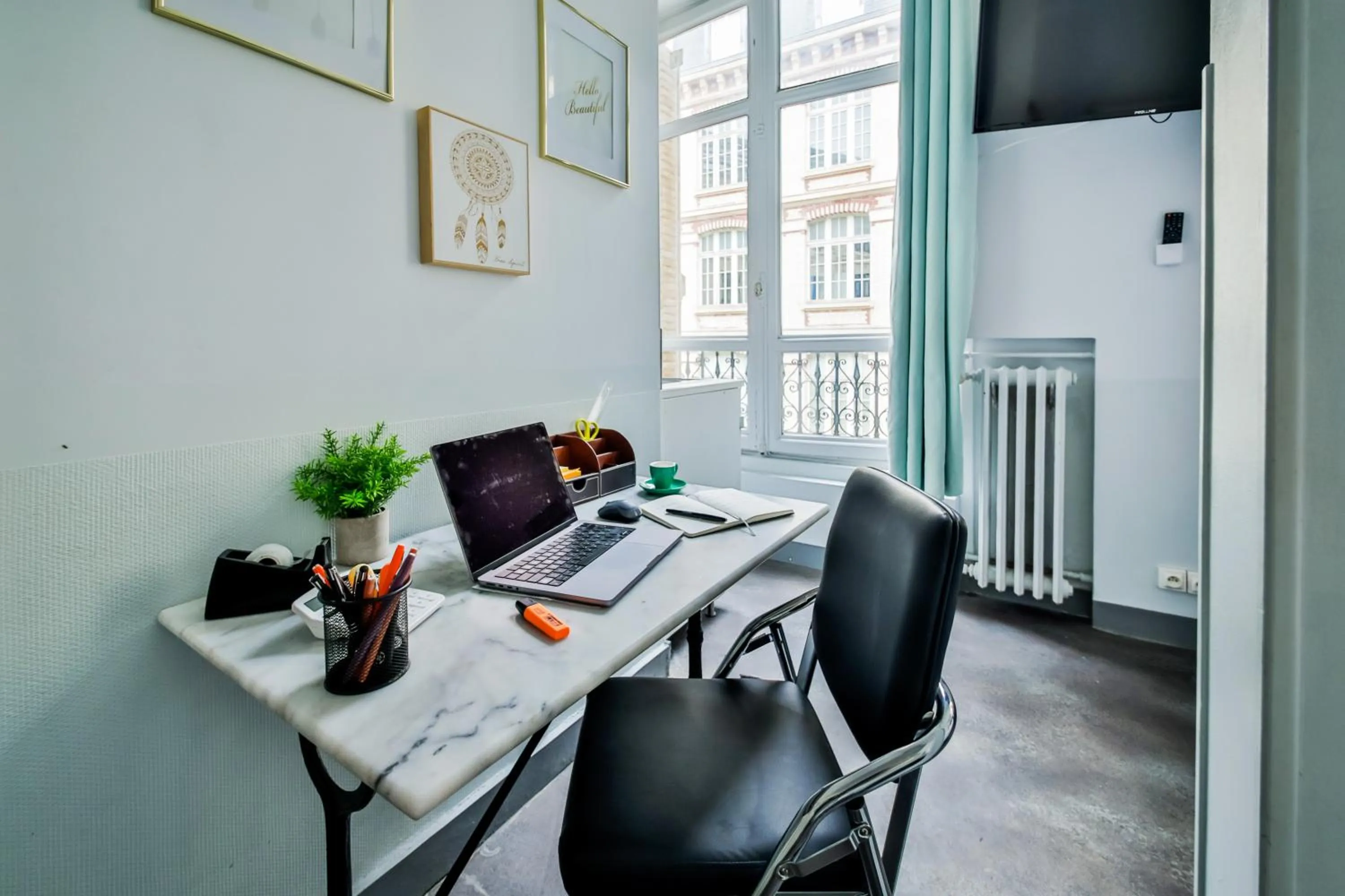 Seating area in WS Louvre - Etienne Marcel