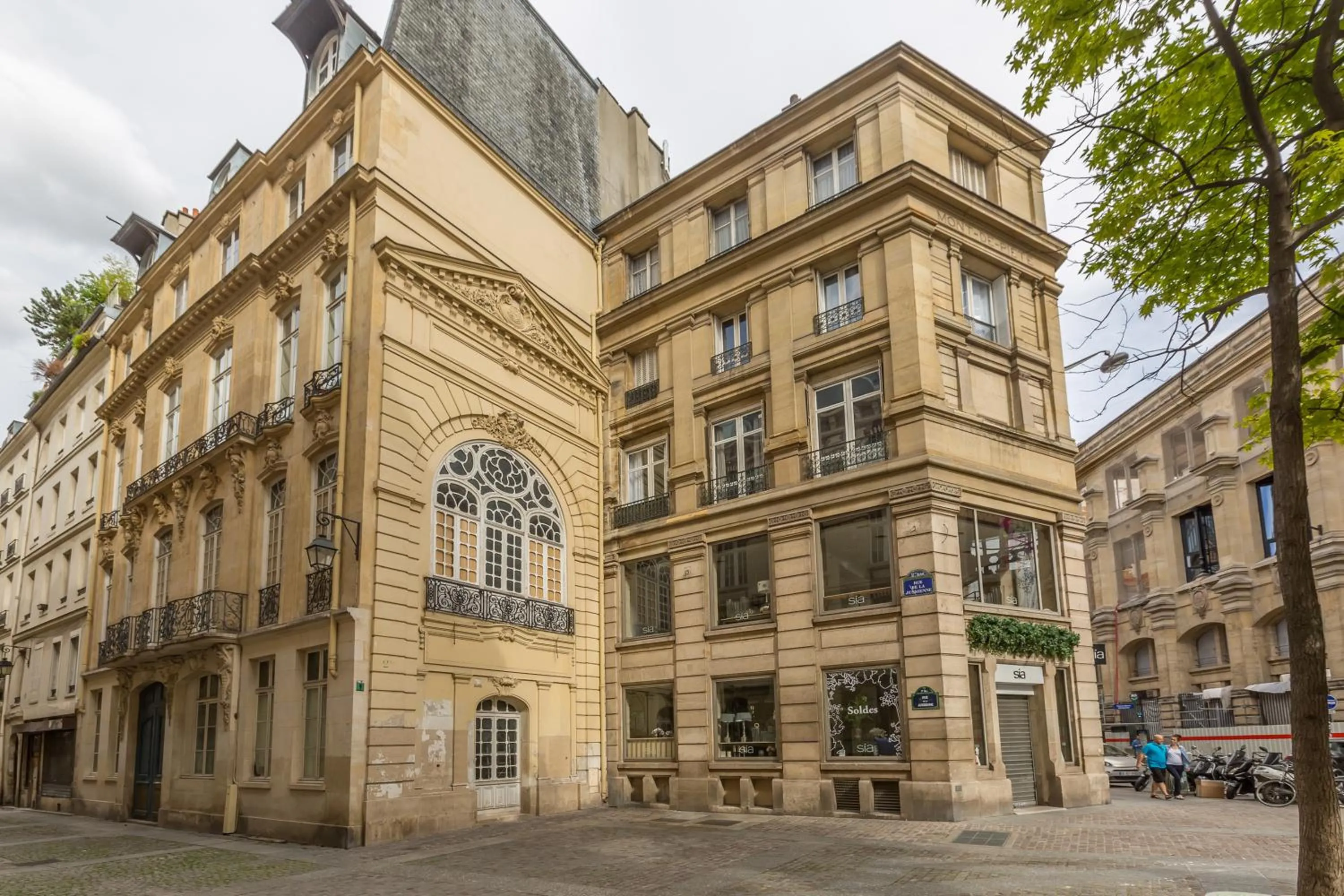 Property building in WS Louvre - Etienne Marcel