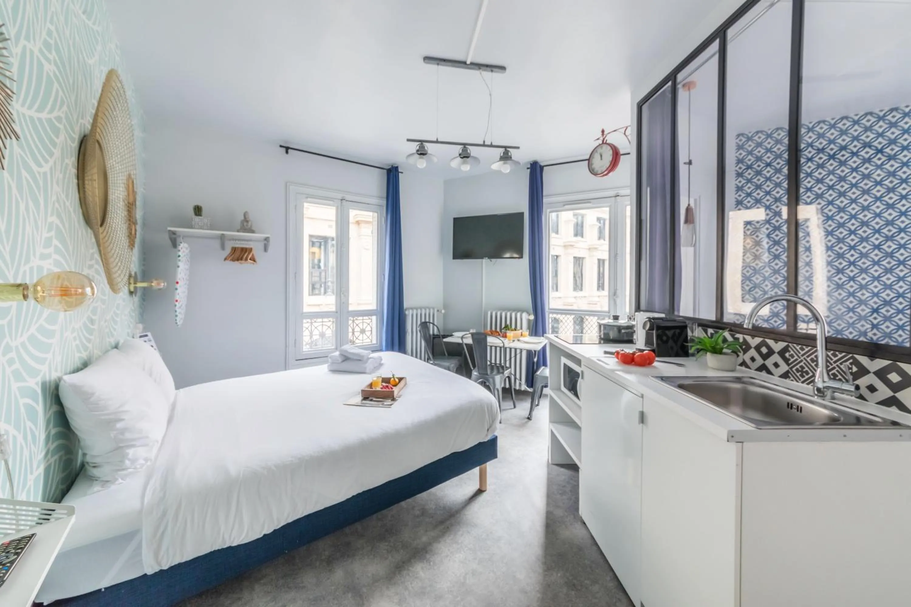 Photo of the whole room, Bed in WS Louvre - Etienne Marcel