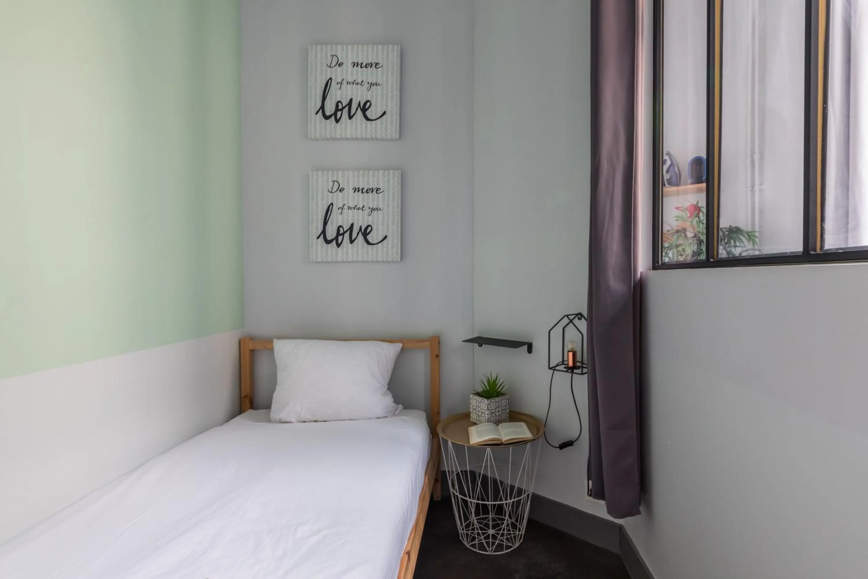 Photo of the whole room, Bed in WS Louvre - Etienne Marcel