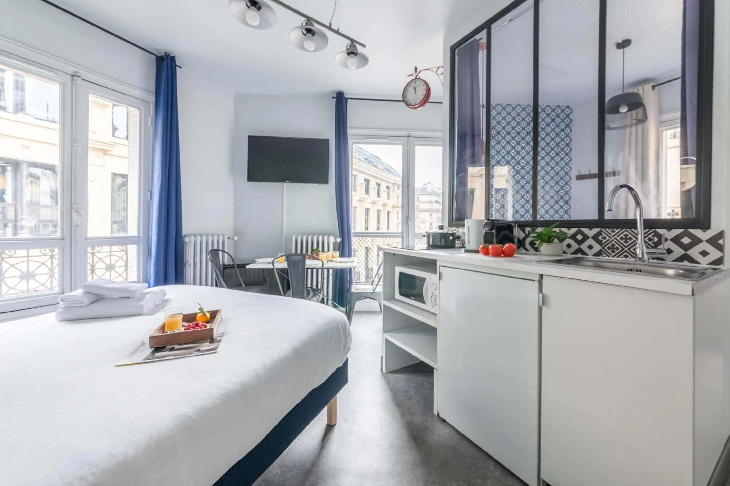 Photo of the whole room, Bed in WS Louvre - Etienne Marcel