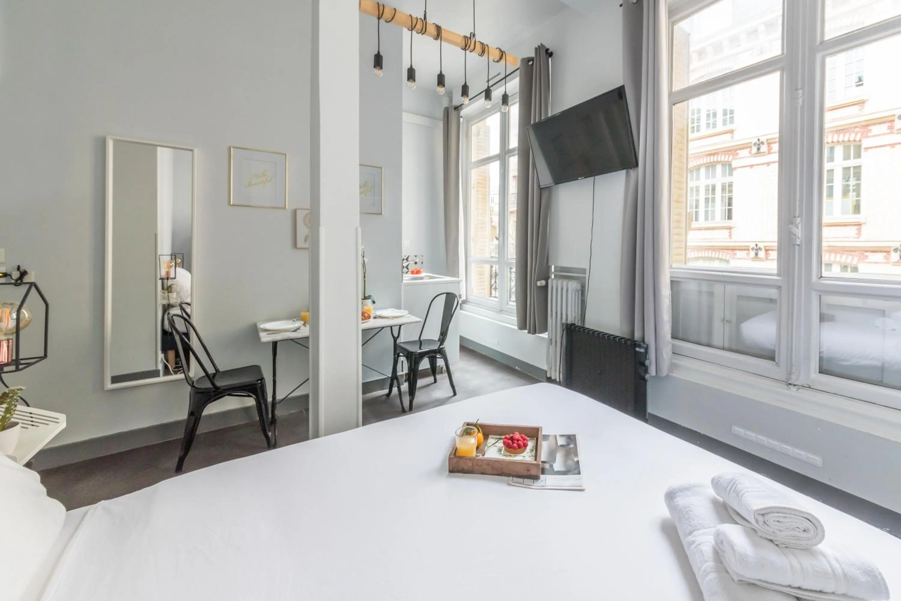 Photo of the whole room, Bed in WS Louvre - Etienne Marcel