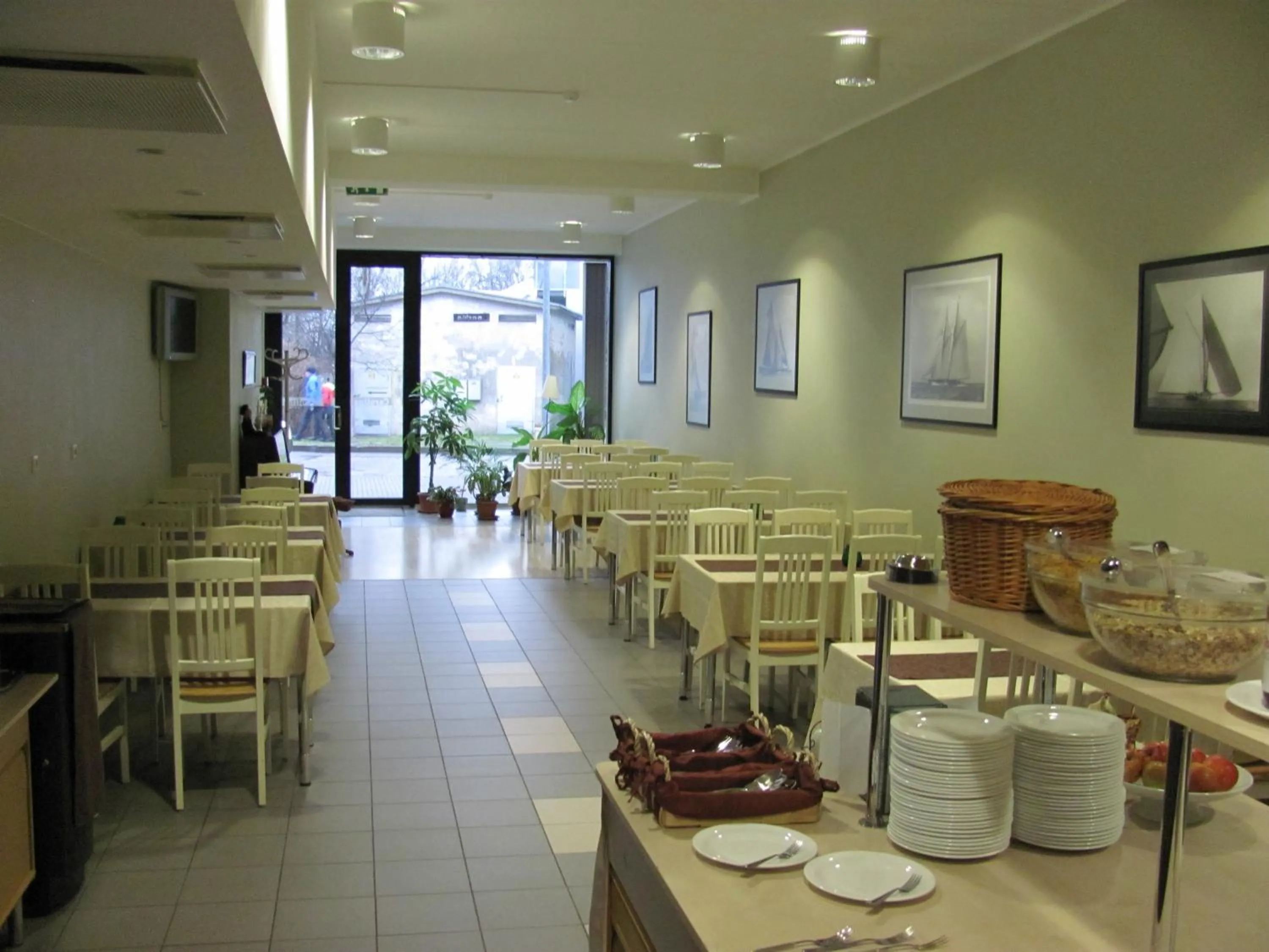 Restaurant/places to eat in Carolina Hotel