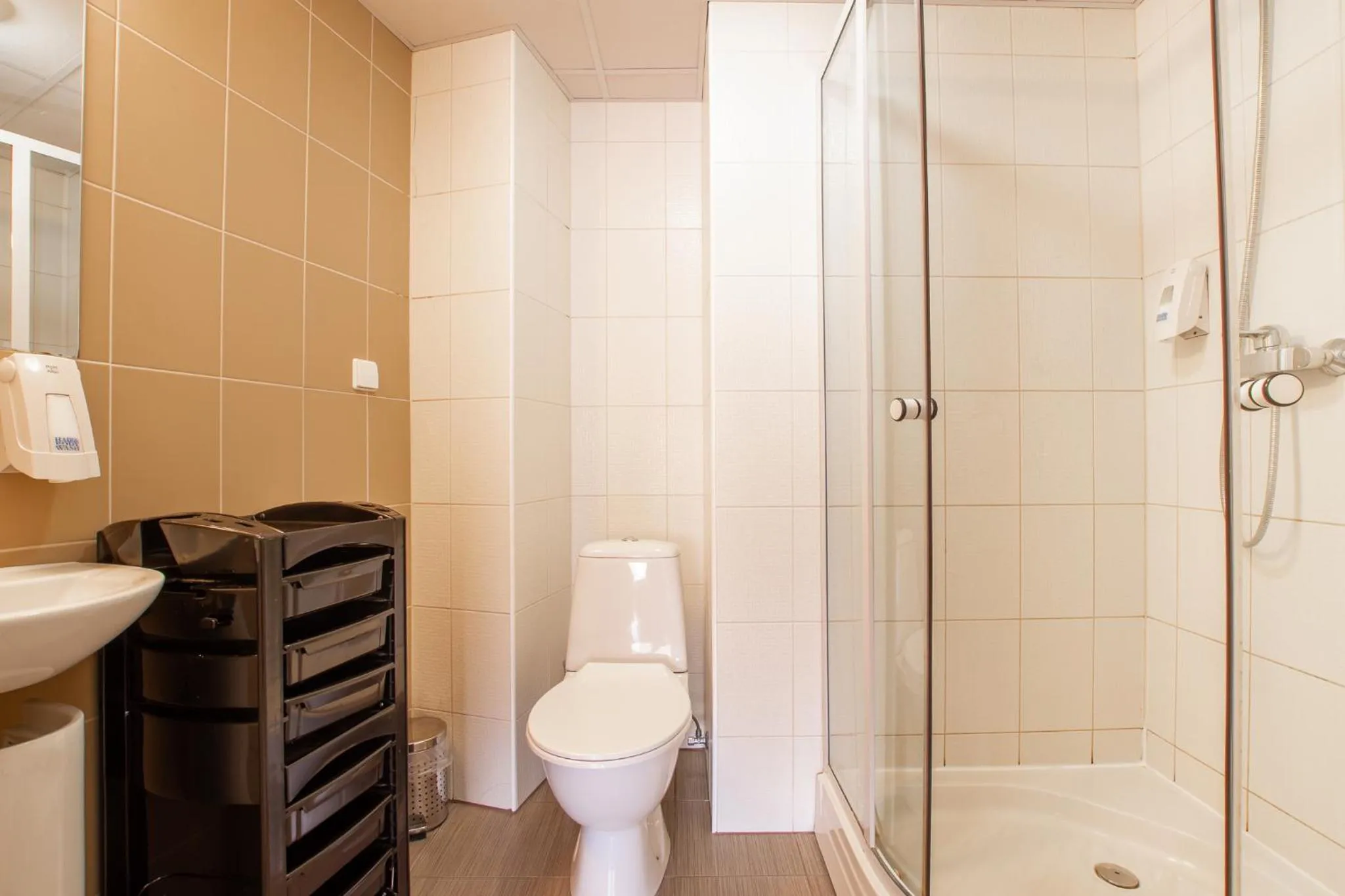 Shower in Carolina Hotel