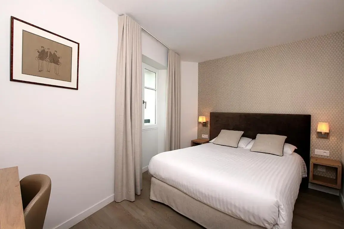 Bed in Logis Hotel de la Nivelle Bed in Logis Hotel de la Nivelle