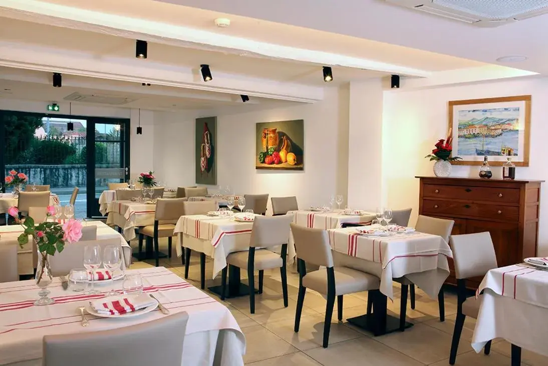 Restaurant/places to eat in Logis Hotel de la Nivelle Restaurant/places to eat in Logis Hotel de la Nivelle