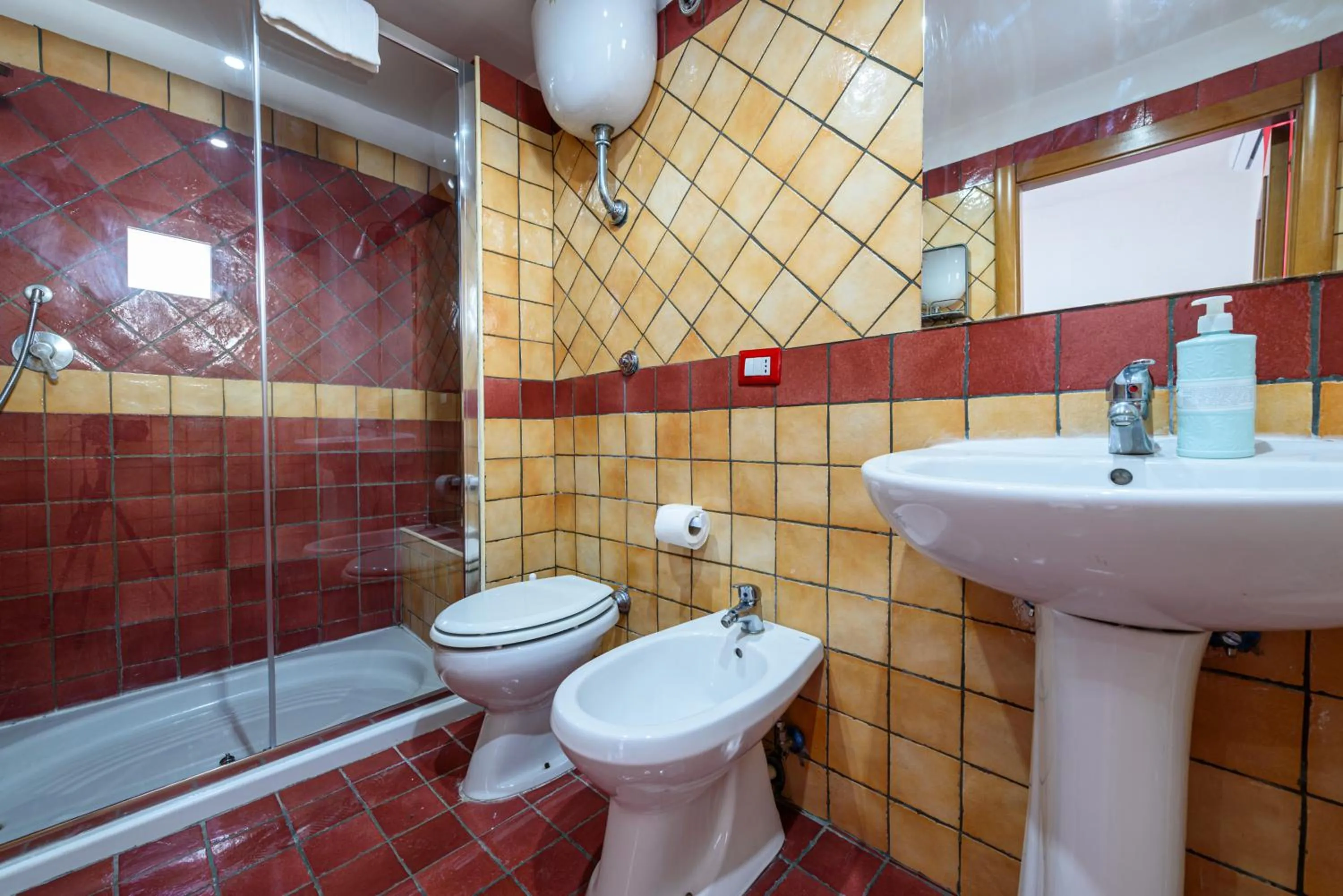 Shower in Napoli Centrale di Fabio e Veronica LT