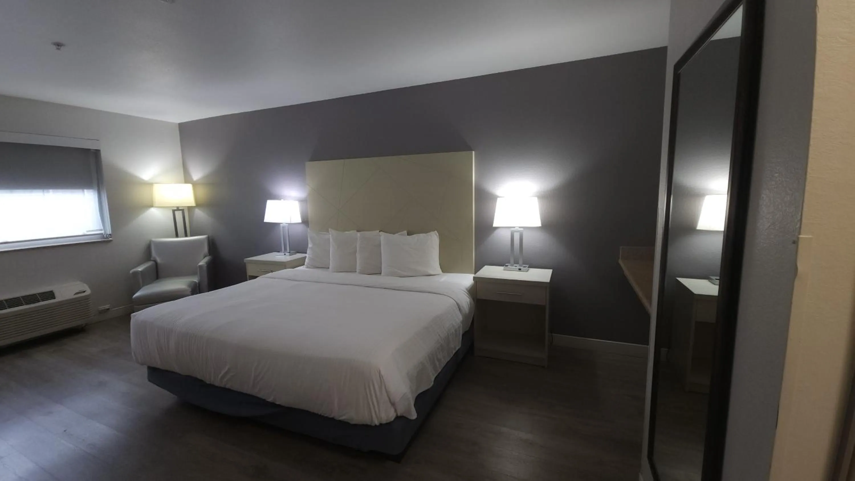 Photo of the whole room, Bed in West Valley Inn