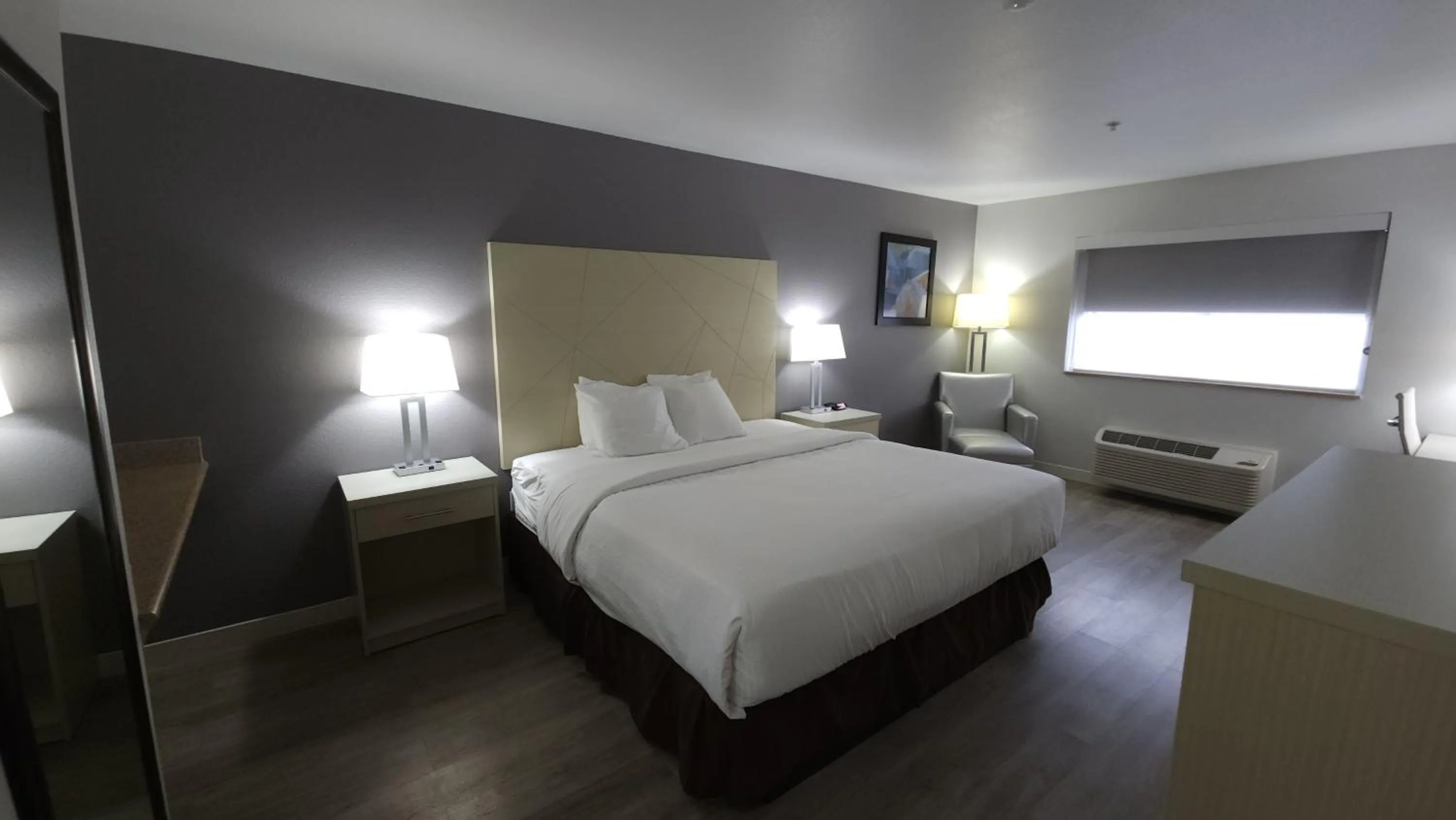 Photo of the whole room, Bed in West Valley Inn