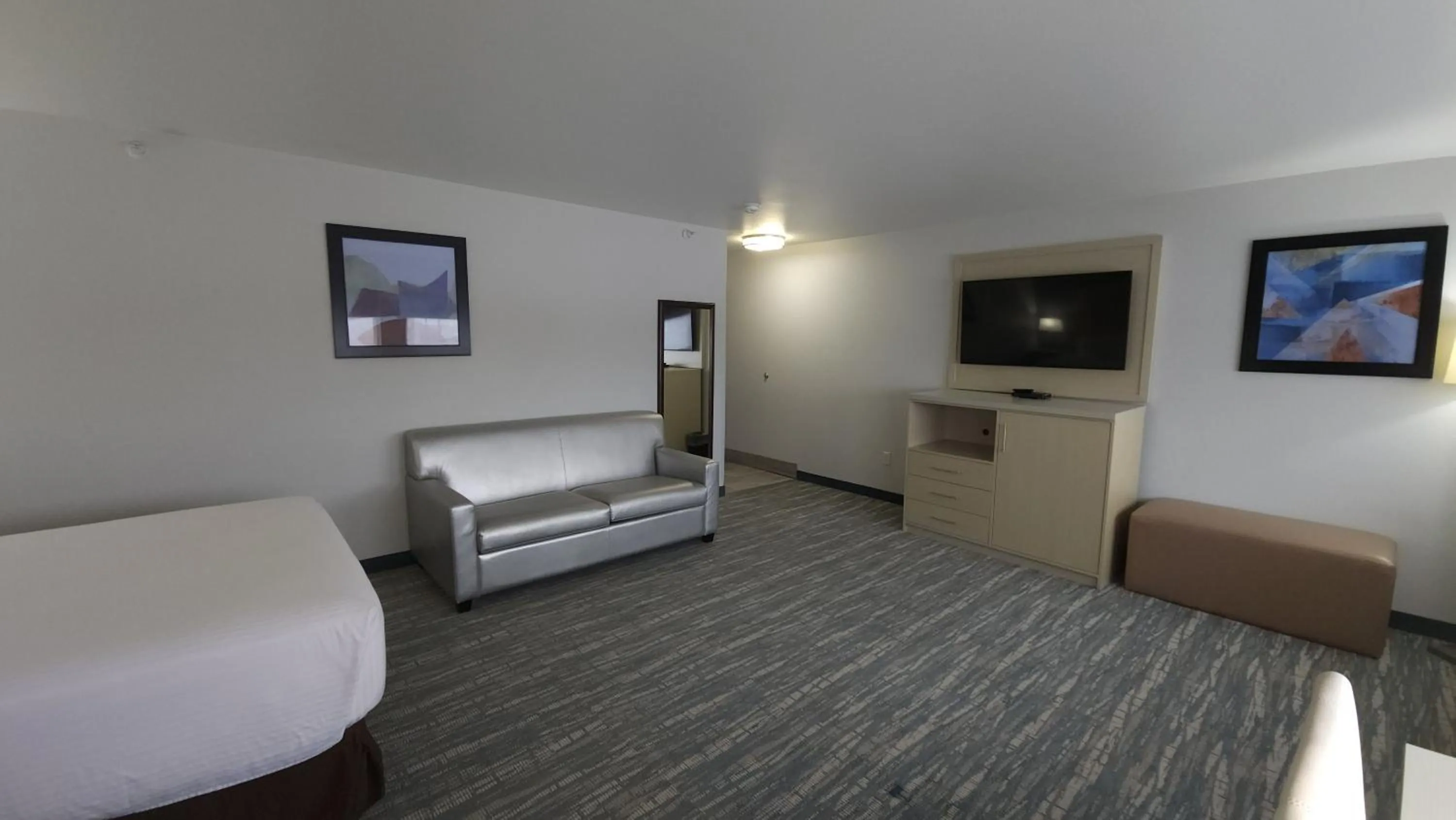 Communal lounge/ TV room, Bed in West Valley Inn