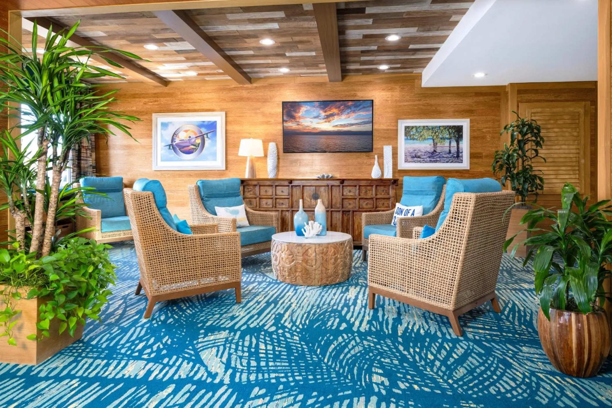 Communal lounge/ TV room in Margaritaville Island Inn