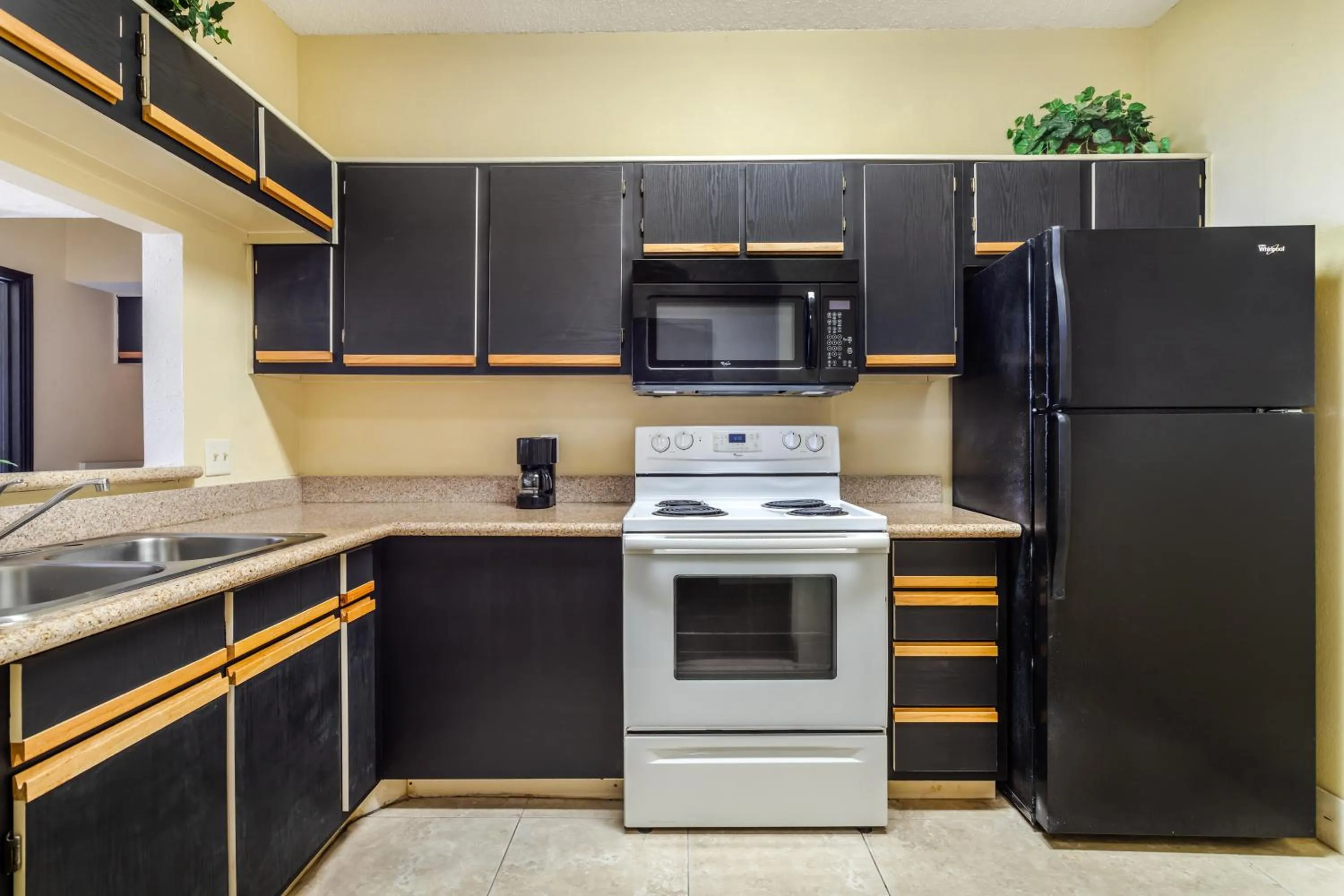 Kitchen or kitchenette in Comfort Suites Bush Intercontinental Airport