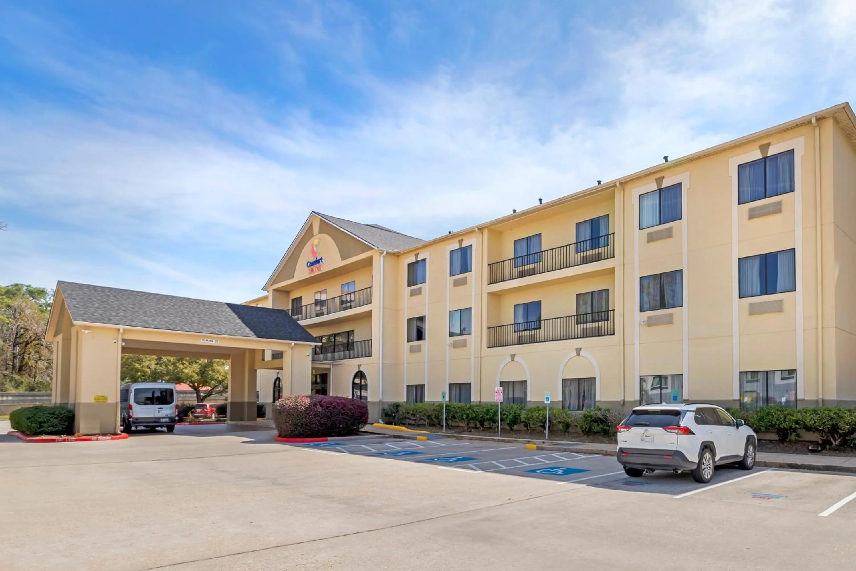 Property building in Comfort Suites Bush Intercontinental Airport