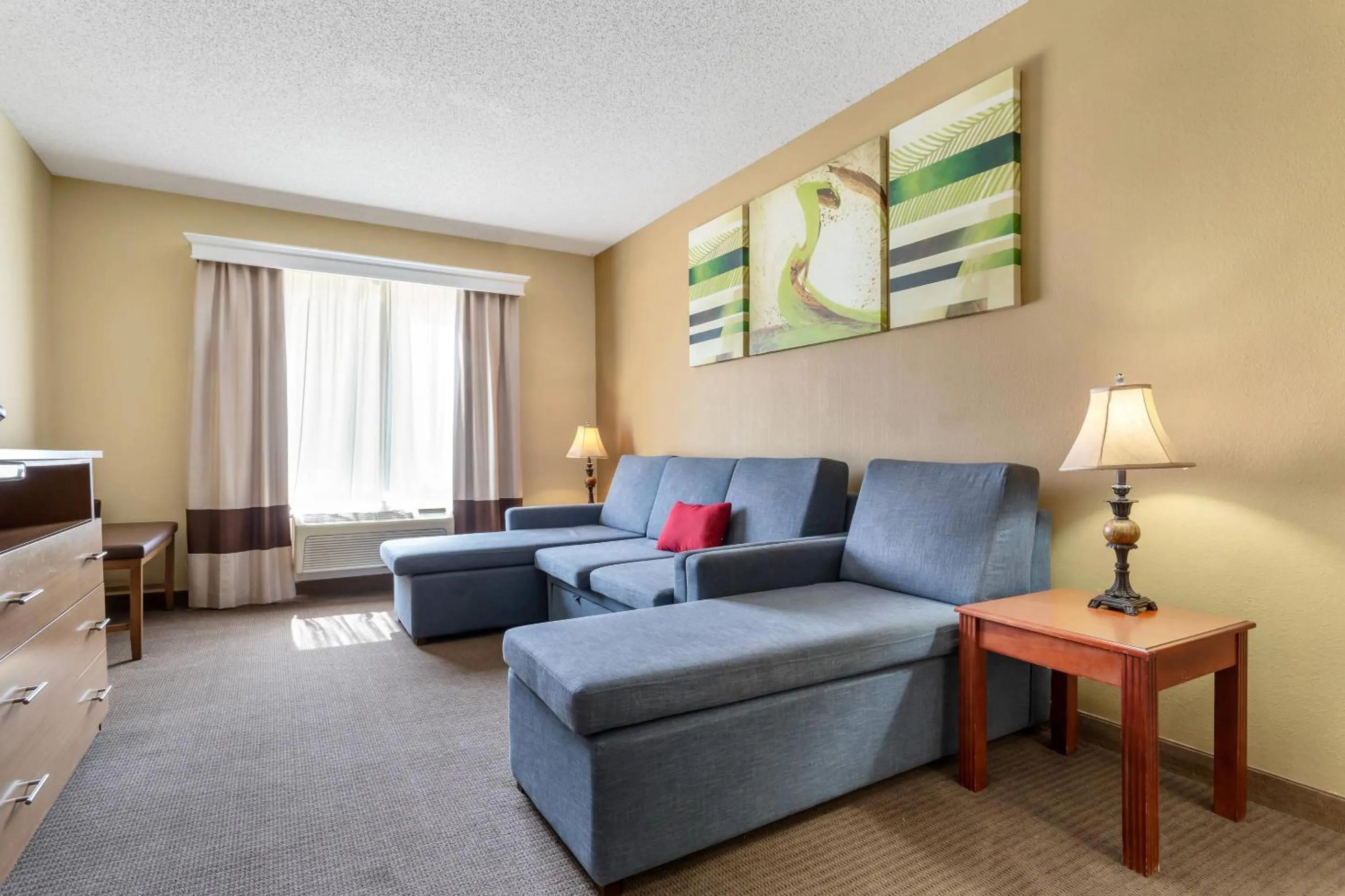 Bedroom in Comfort Suites Bush Intercontinental Airport