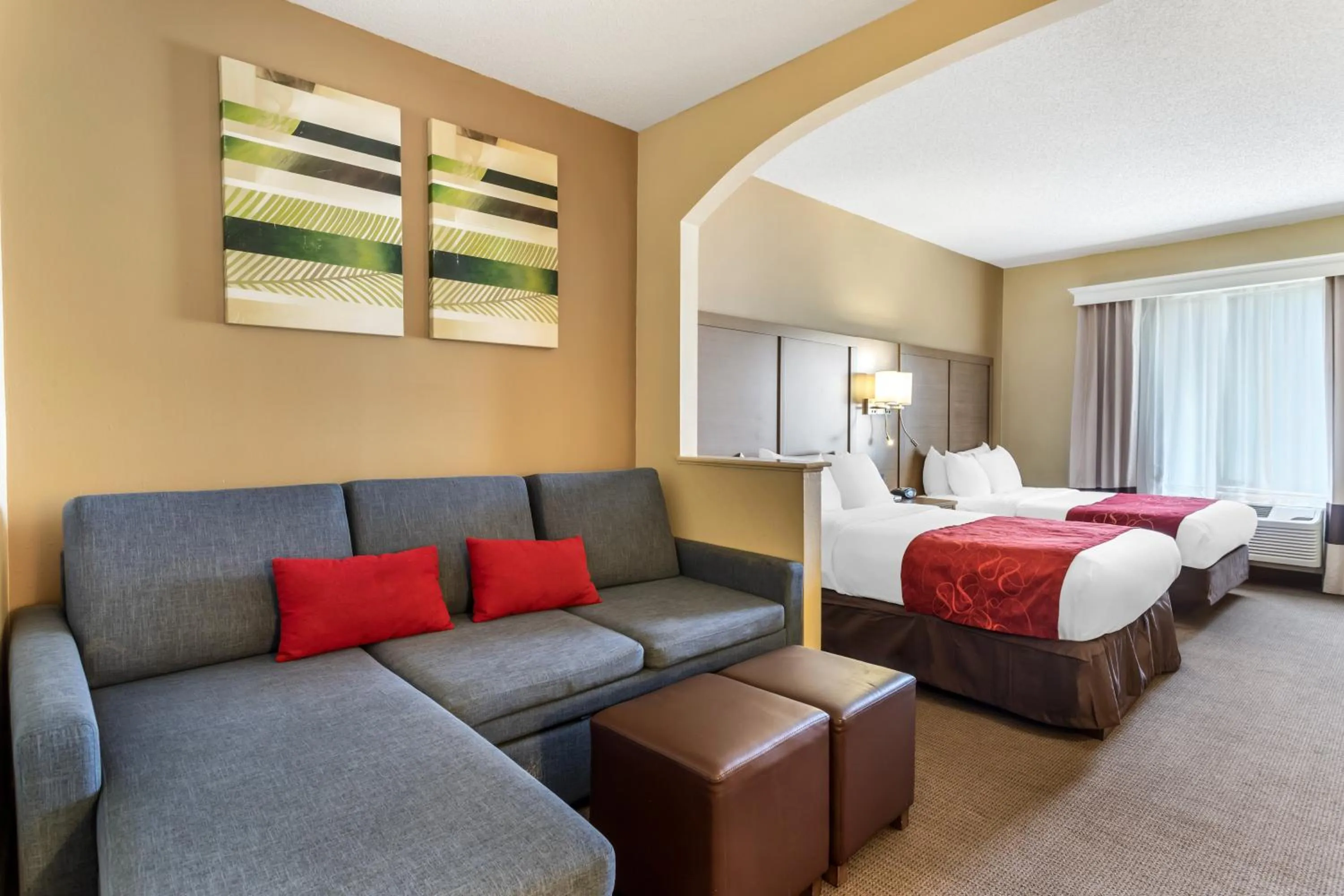 Photo of the whole room, Bed in Comfort Suites Bush Intercontinental Airport