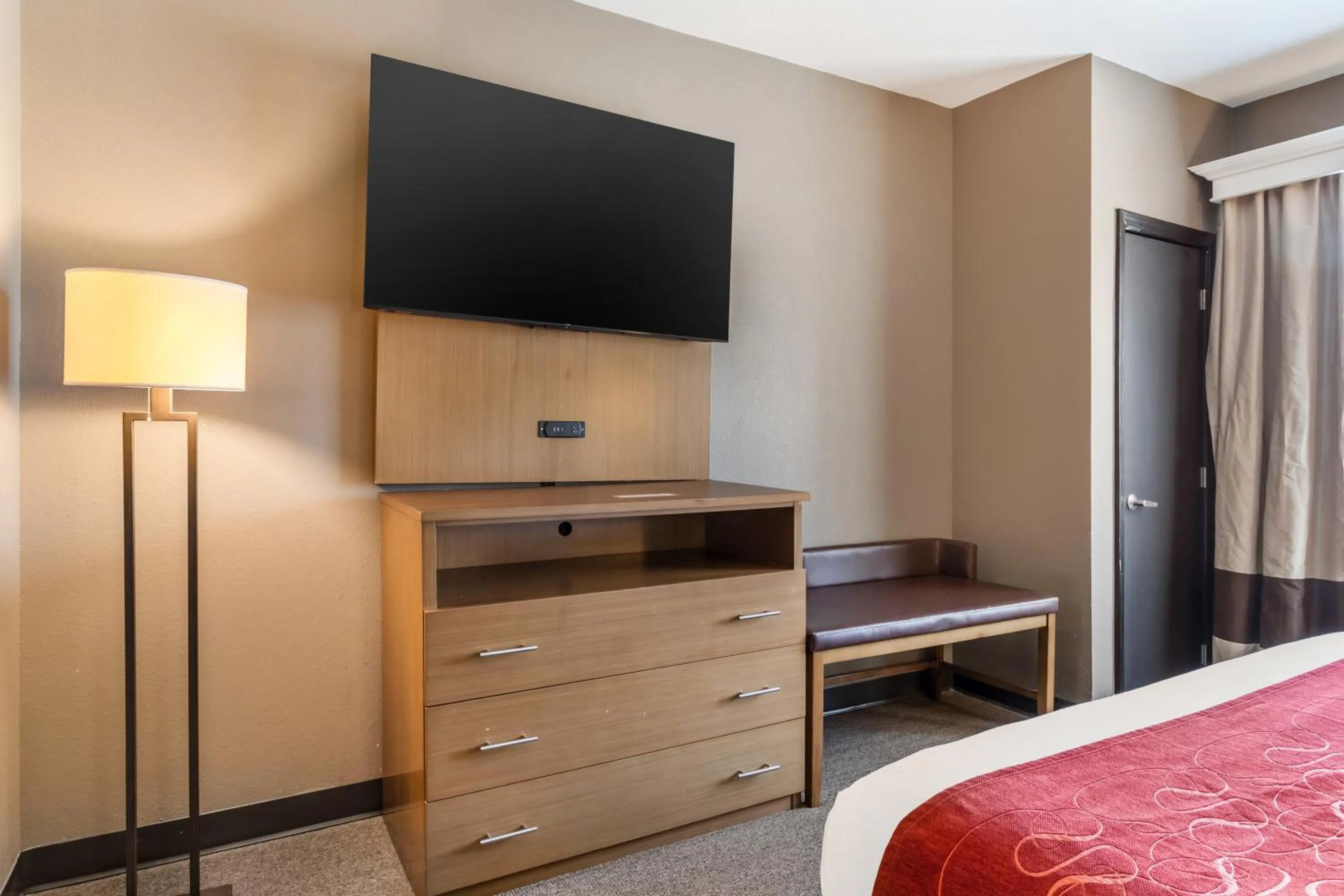 TV and multimedia, Bed in Comfort Suites Bush Intercontinental Airport