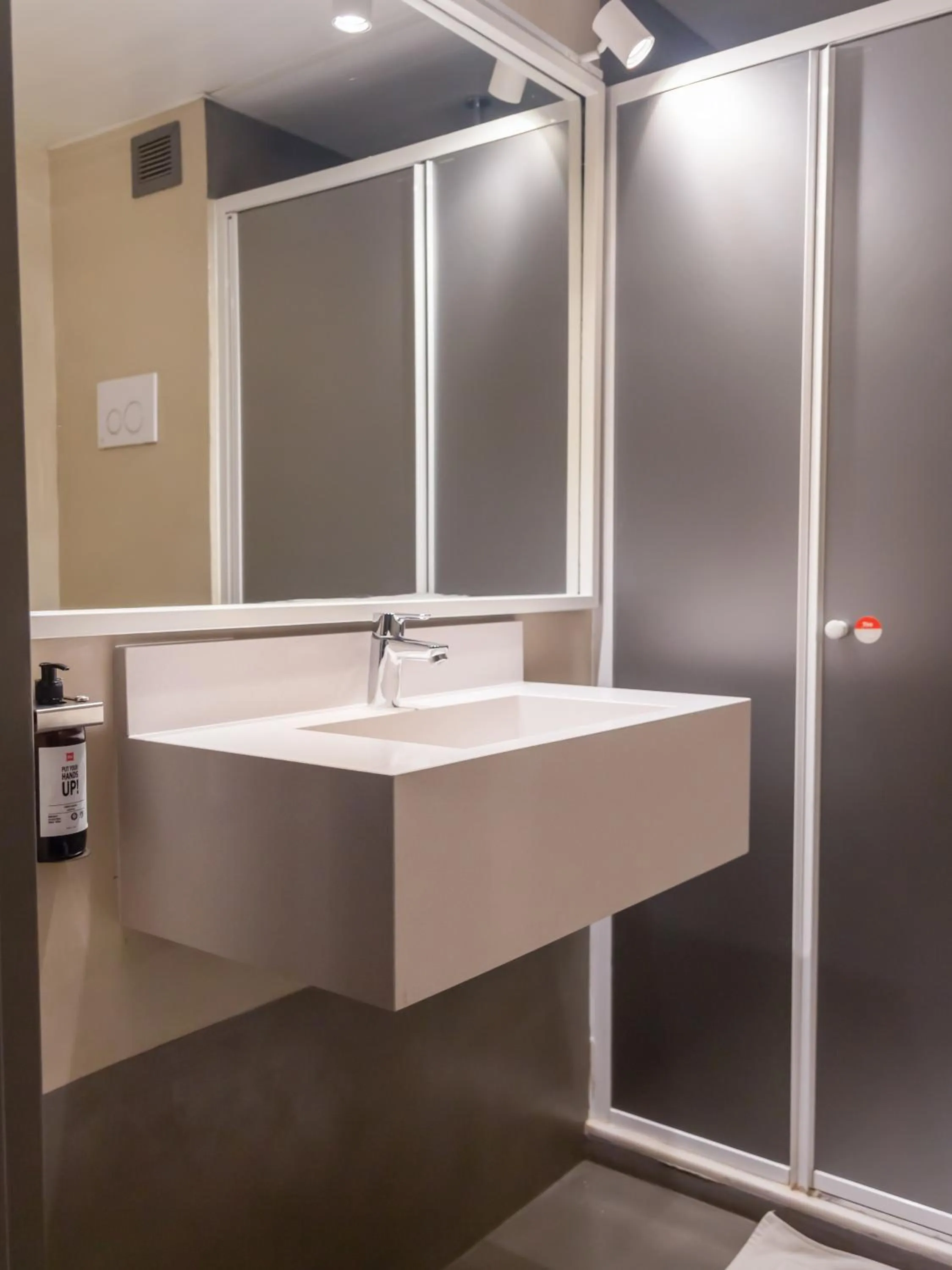 Bathroom in ibis Buenos Aires Congreso