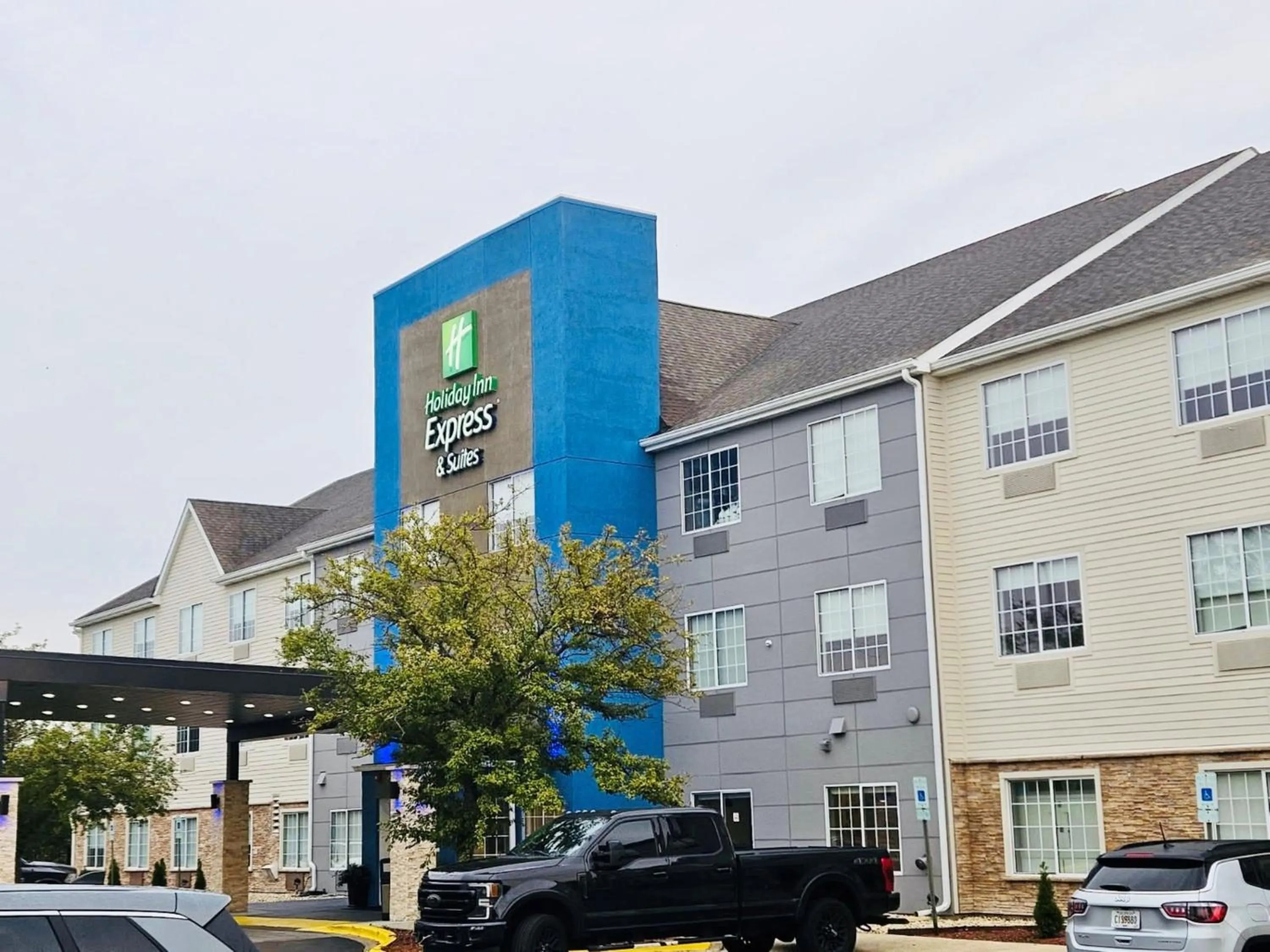 Property building in Holiday Inn Express & Suites Chicago - Matteson by IHG
