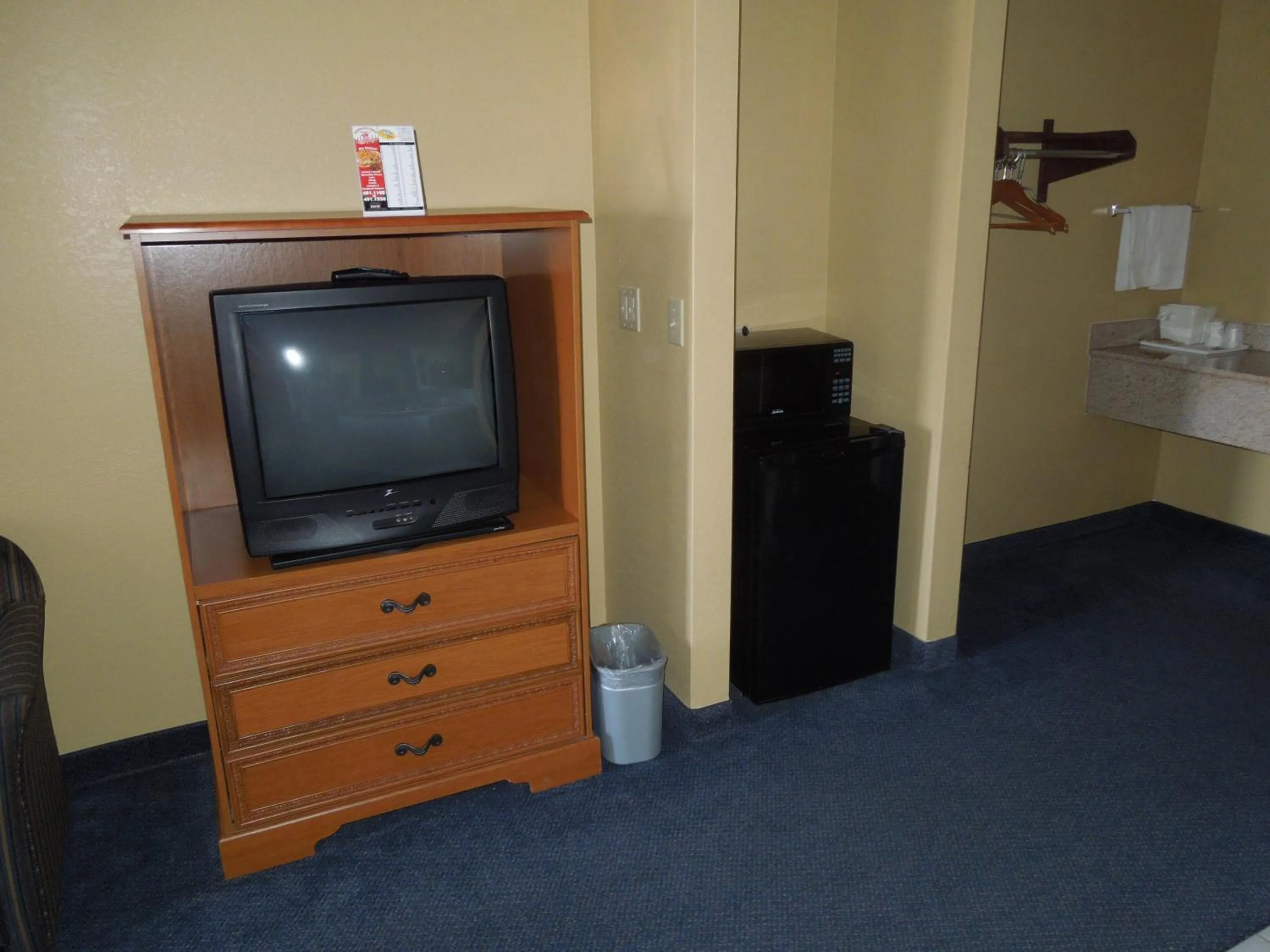 Communal lounge/ TV room in Kozy Inn Columbus