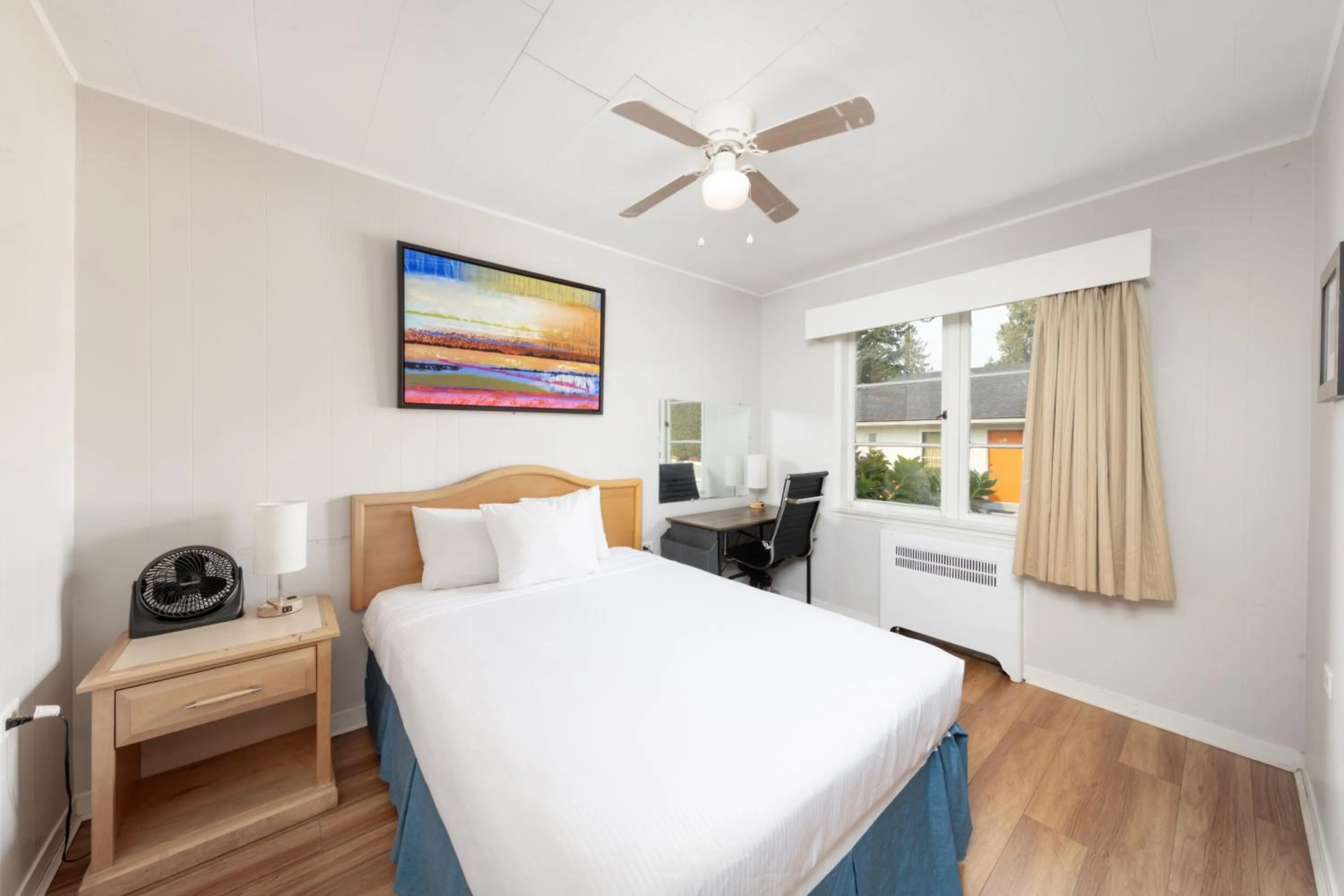 Bedroom, Bed in 2400 Motel