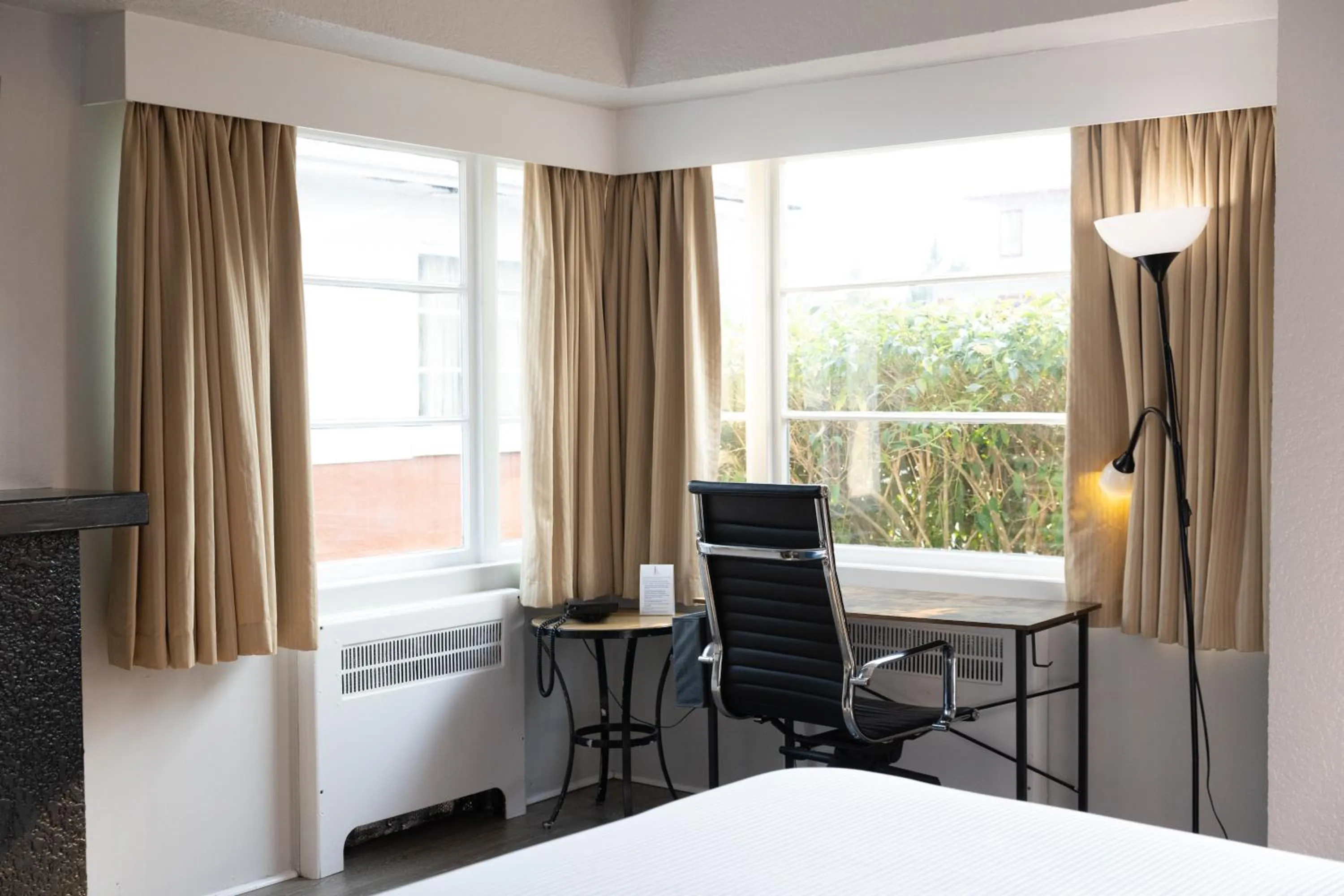 View (from property/room), Bed in 2400 Motel