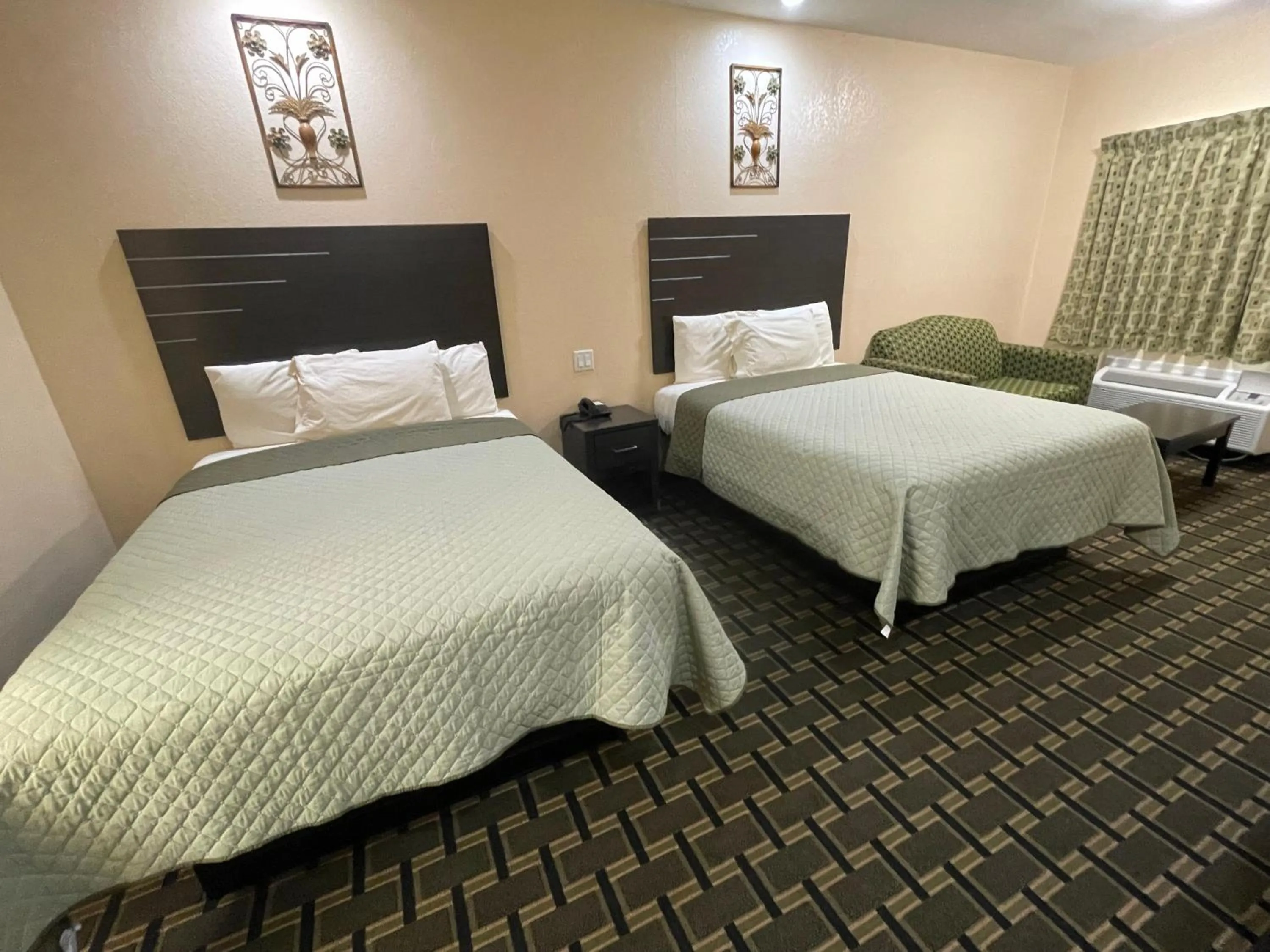 Bed in Homegate Inn & Suites West Memphis