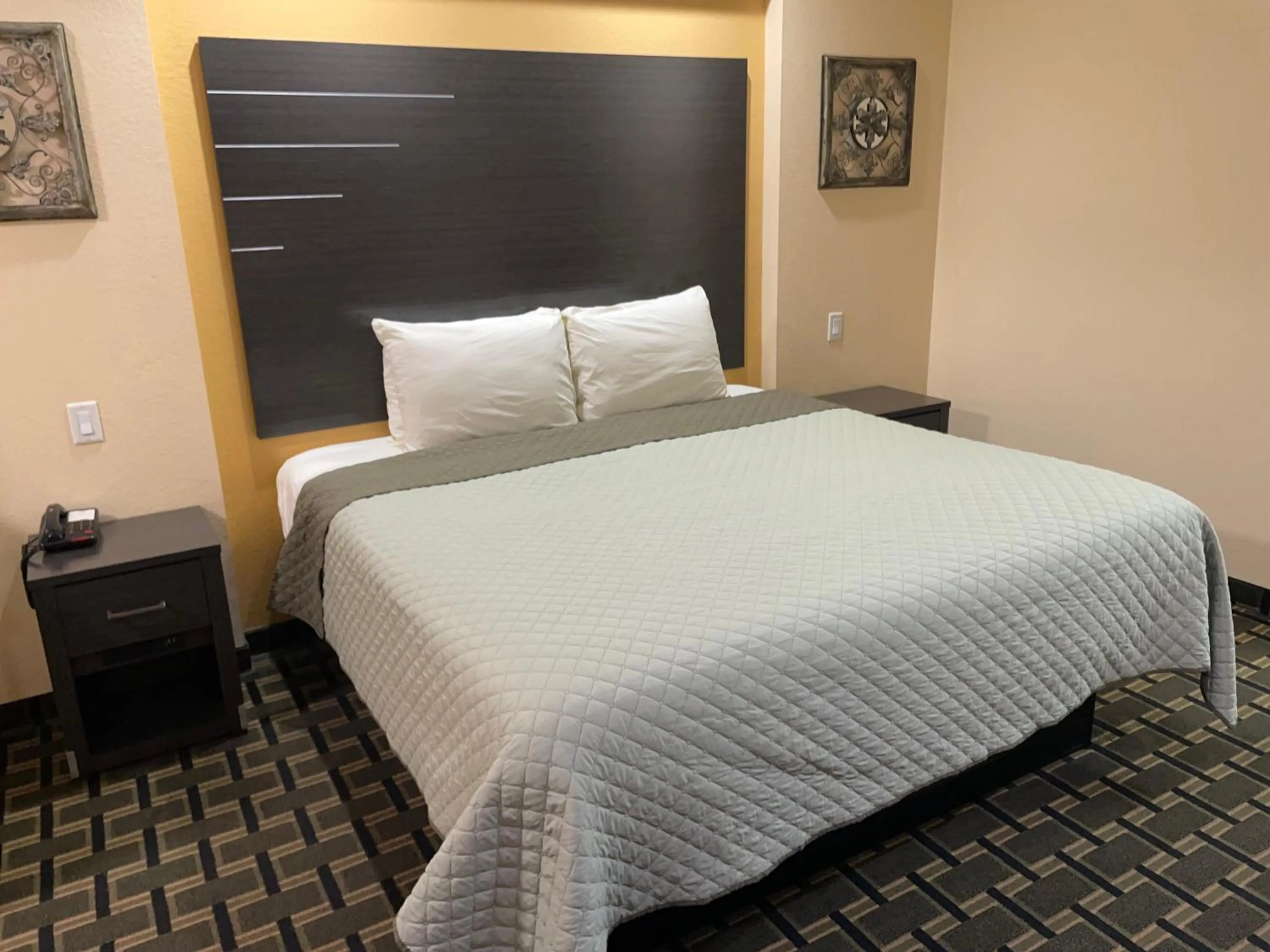 Bed in Homegate Inn & Suites West Memphis