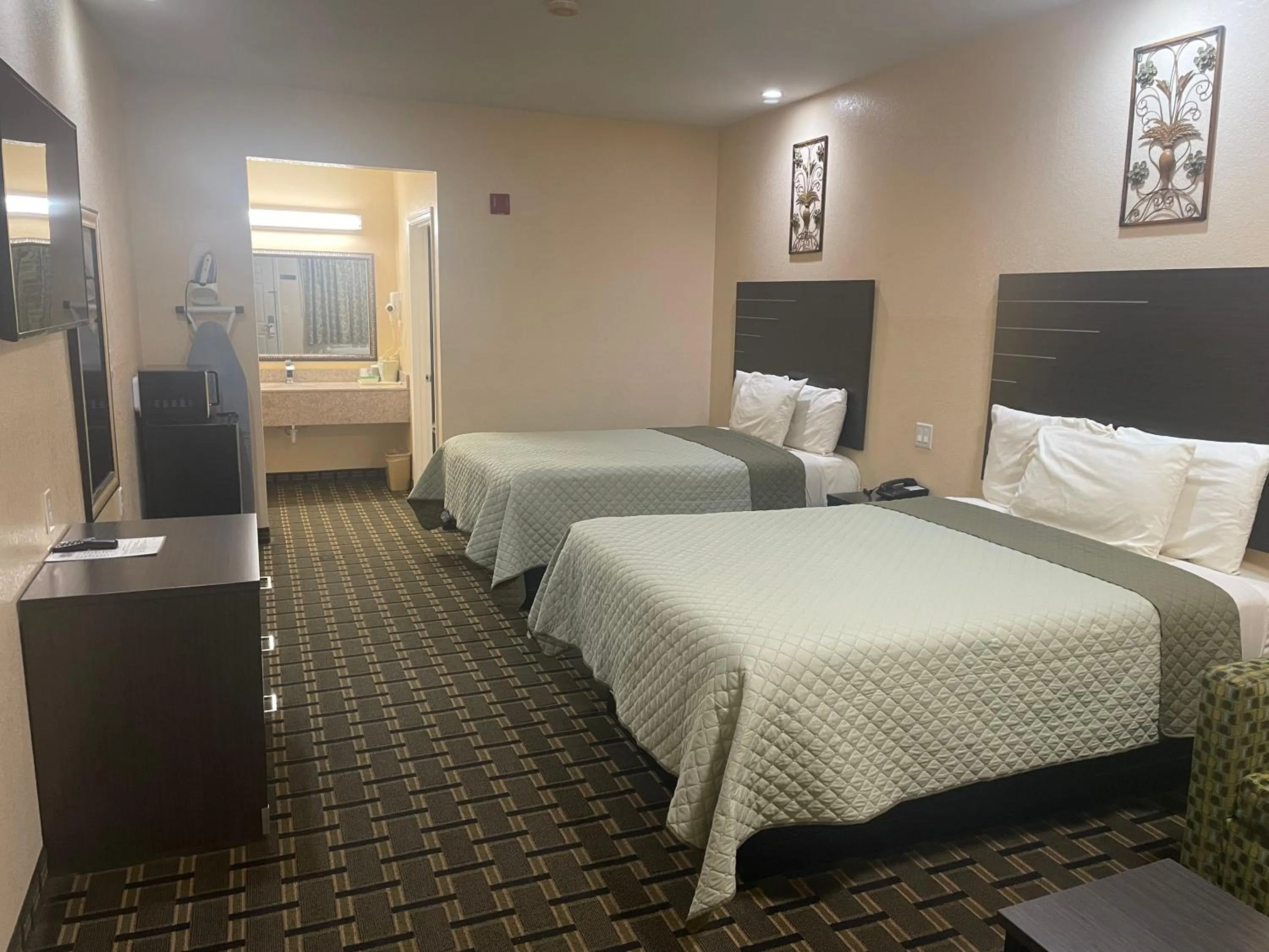 Bed in Homegate Inn & Suites West Memphis