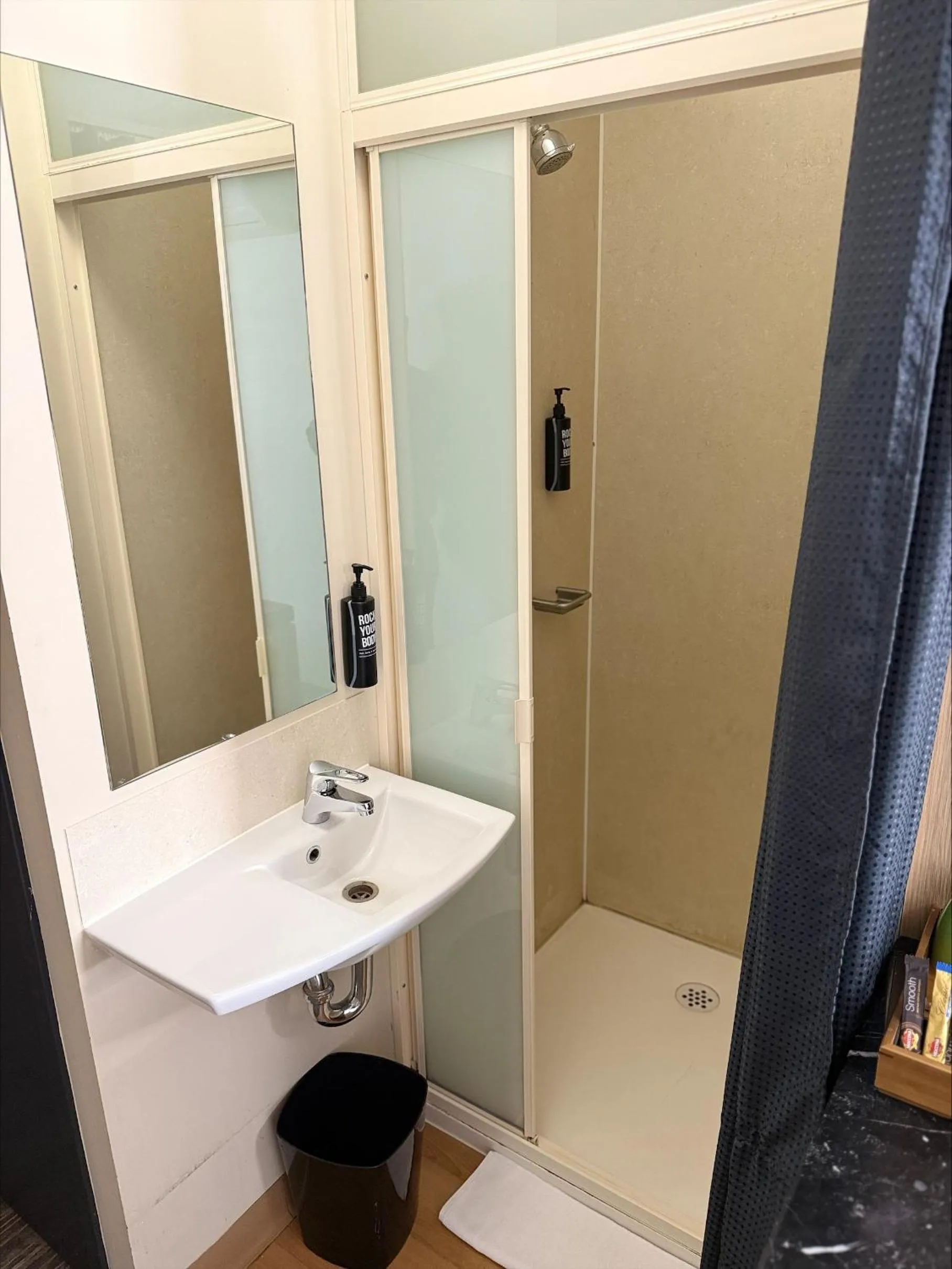 Shower in ibis Budget - Melbourne CBD