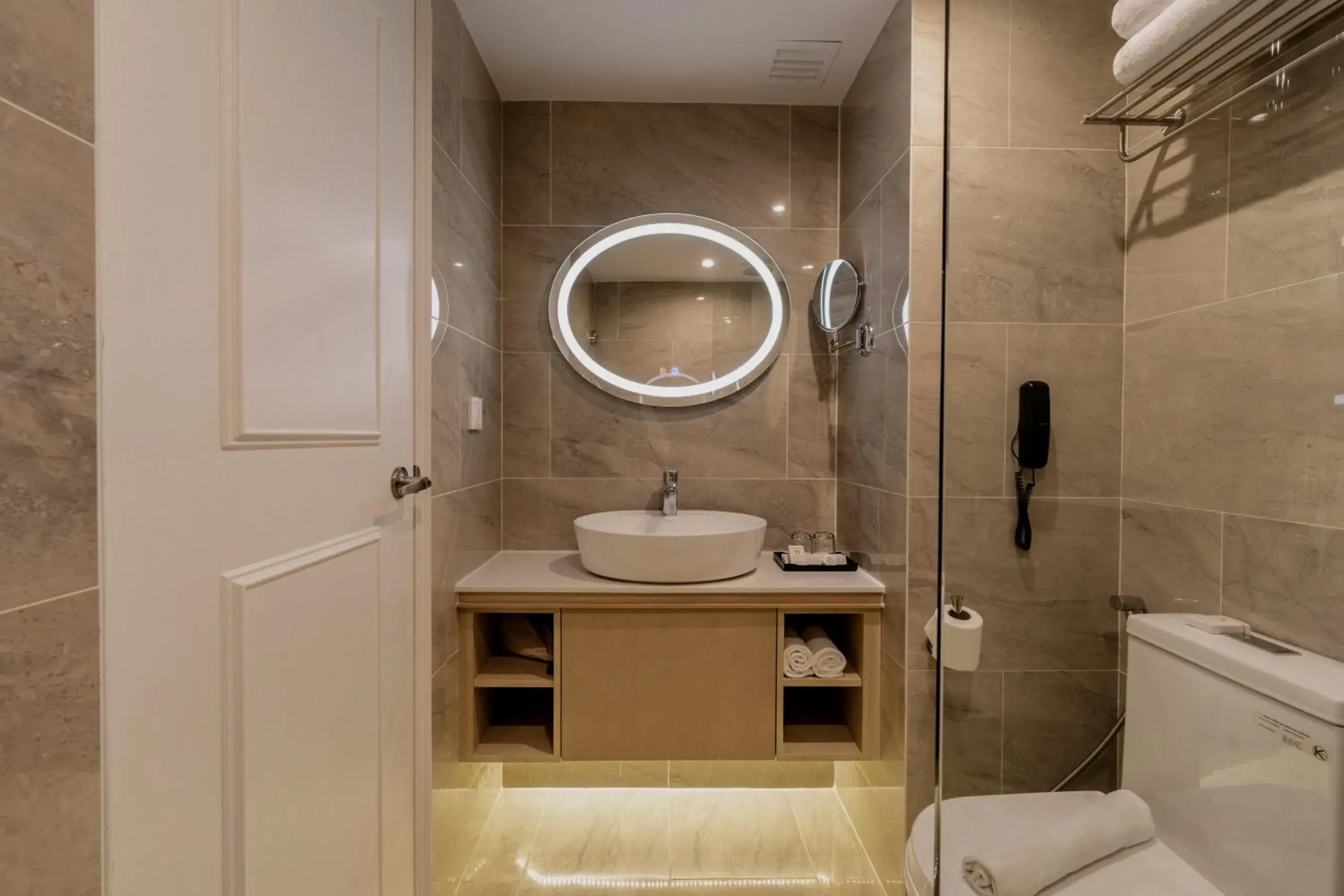 Bathroom in The Palace Hotel Kota Kinabalu Bathroom in The Palace Hotel Kota Kinabalu