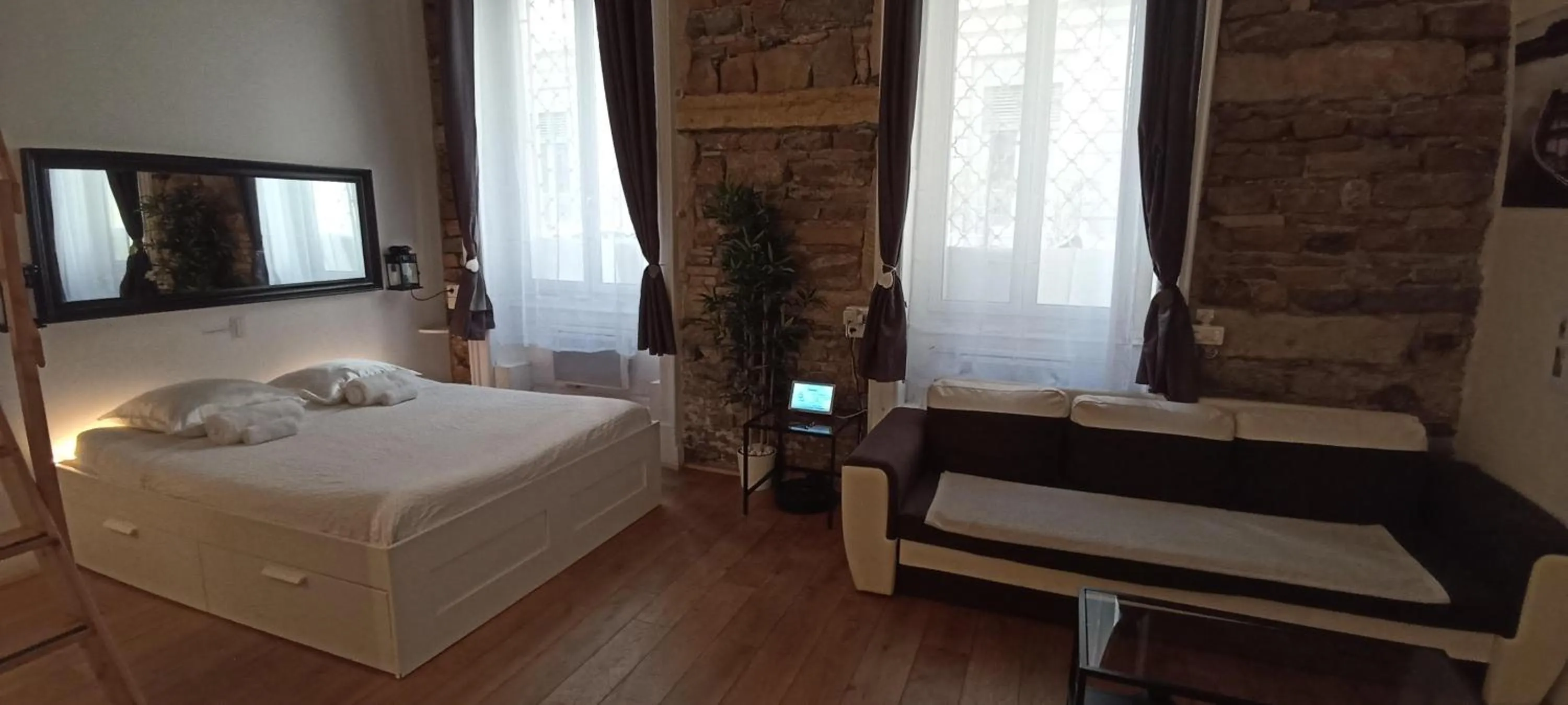 Bed in LOGE DE L'OPERA