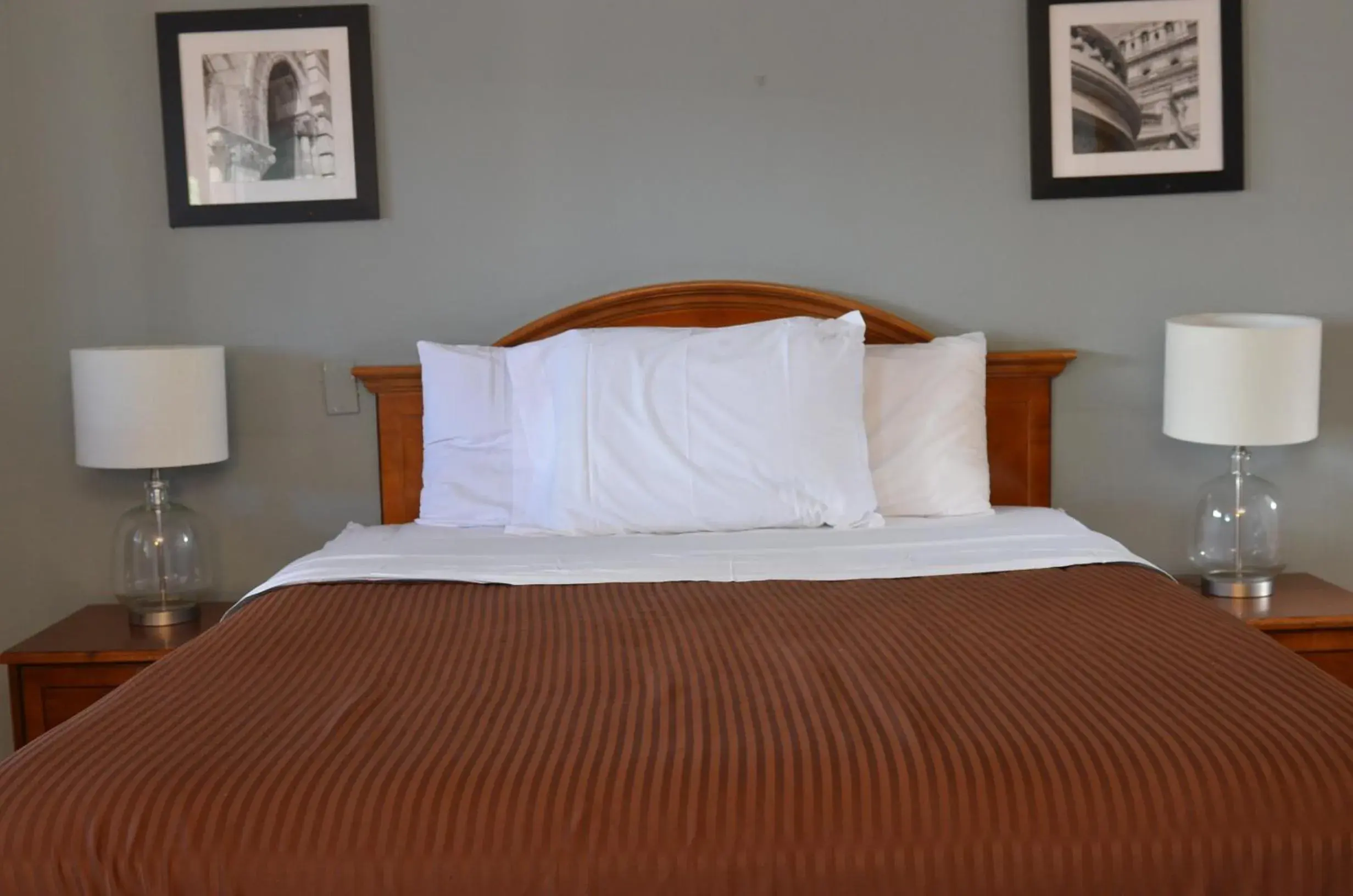 Bed in The Oak Motel Bed in The Oak Motel