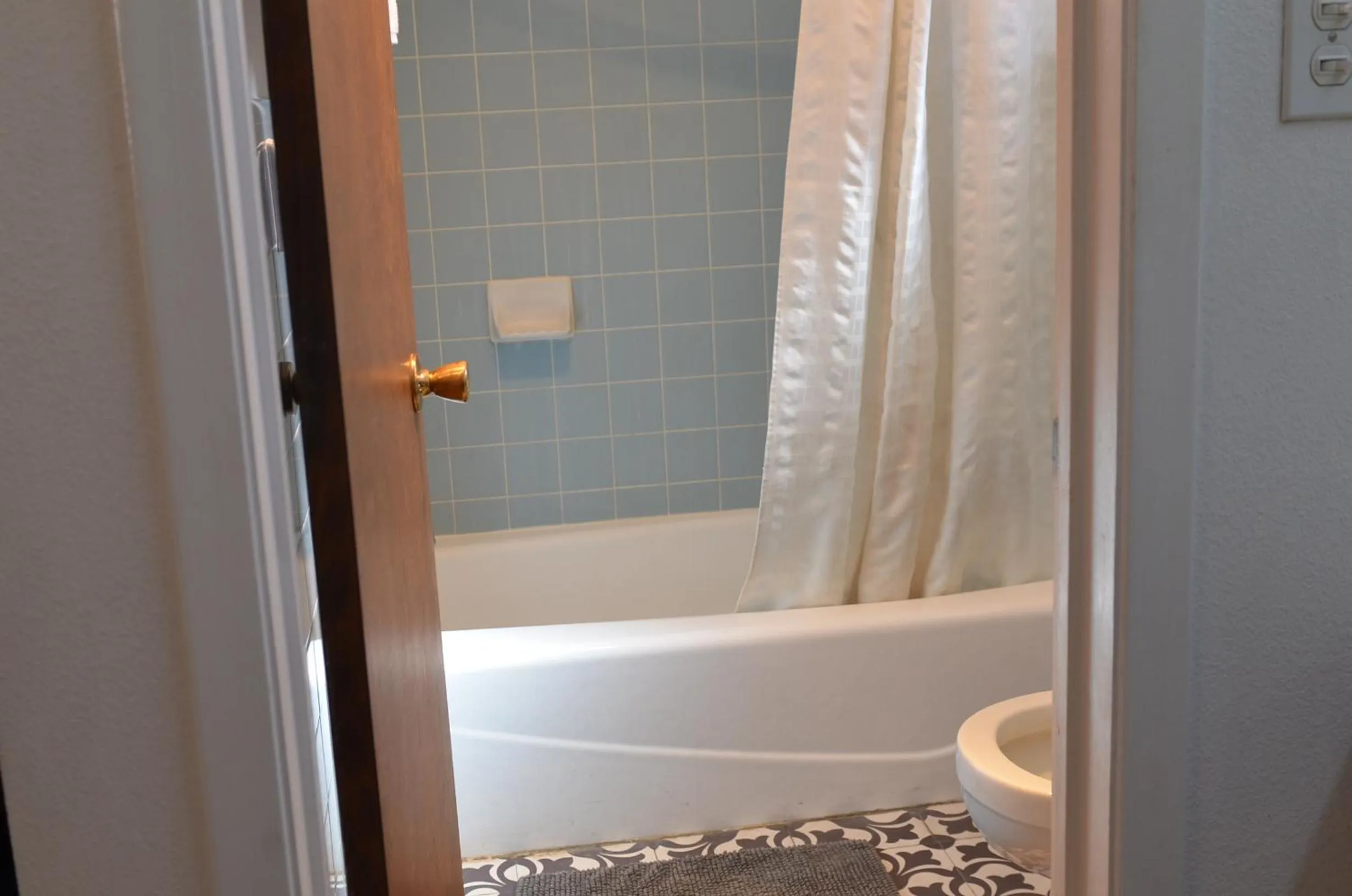 Bathroom in The Oak Motel